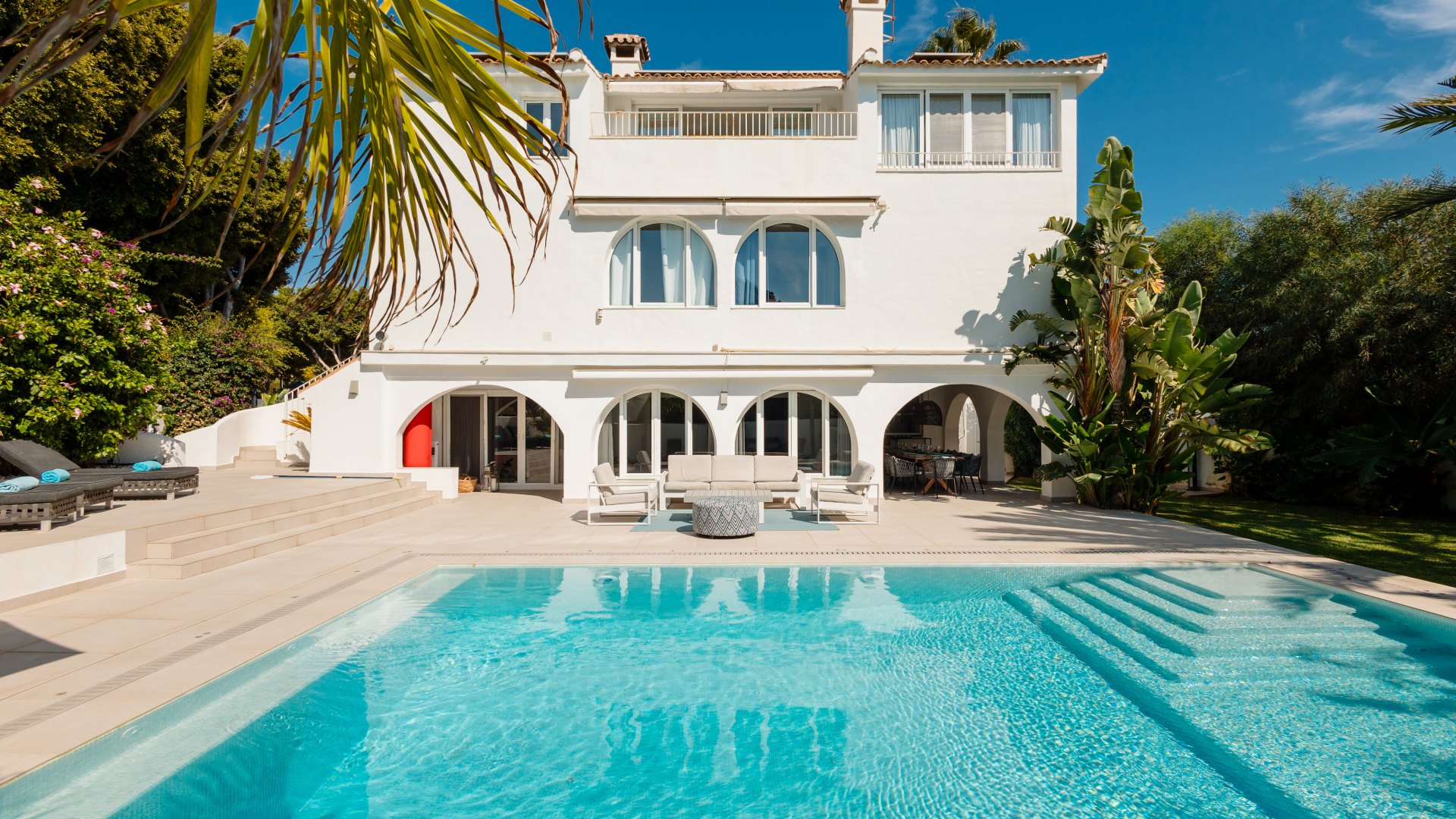 Villa de 6 dormitorios, con piscina climatizada y vistas al mar, al lado de la playa de Costabella