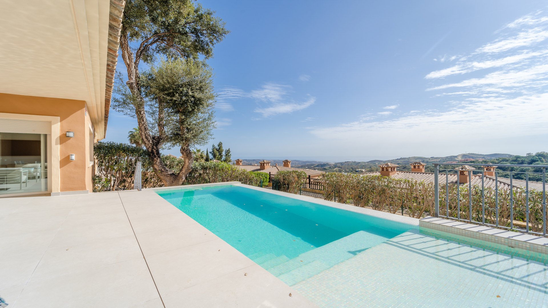 Renovierte Erdgeschoss-Wohnung mit privatem Pool in La Mairena in Elviria, Marbella. Diese Wohnung profitiert von außergewöhnlichen Meerblick und von 3 geräumige Schlafzimmer, 3 Bäder, Marmorboden und offene Küche.