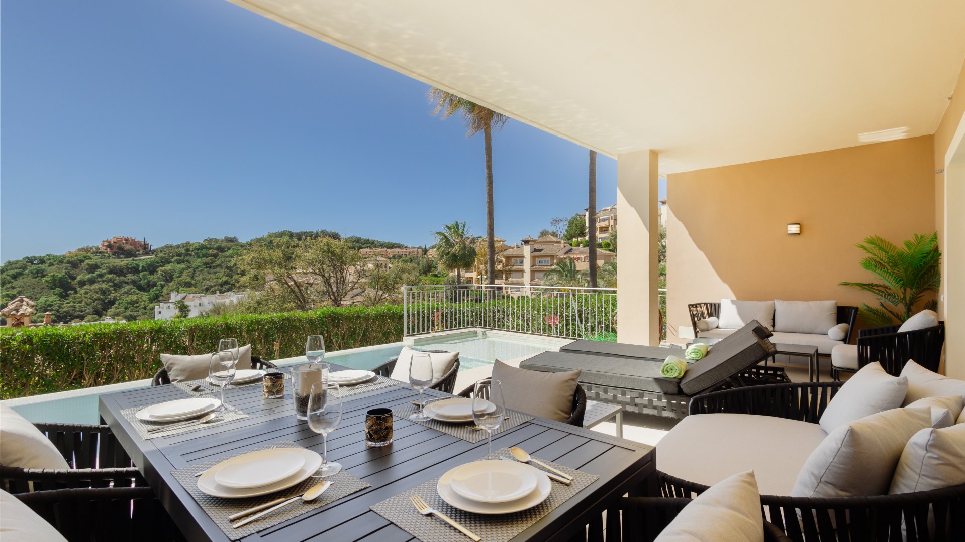 Apartamento con piscina privada en La Mairena, Elviria, Marbella. Vistas al mar, 3 amplios dormitorios y 3 baños,