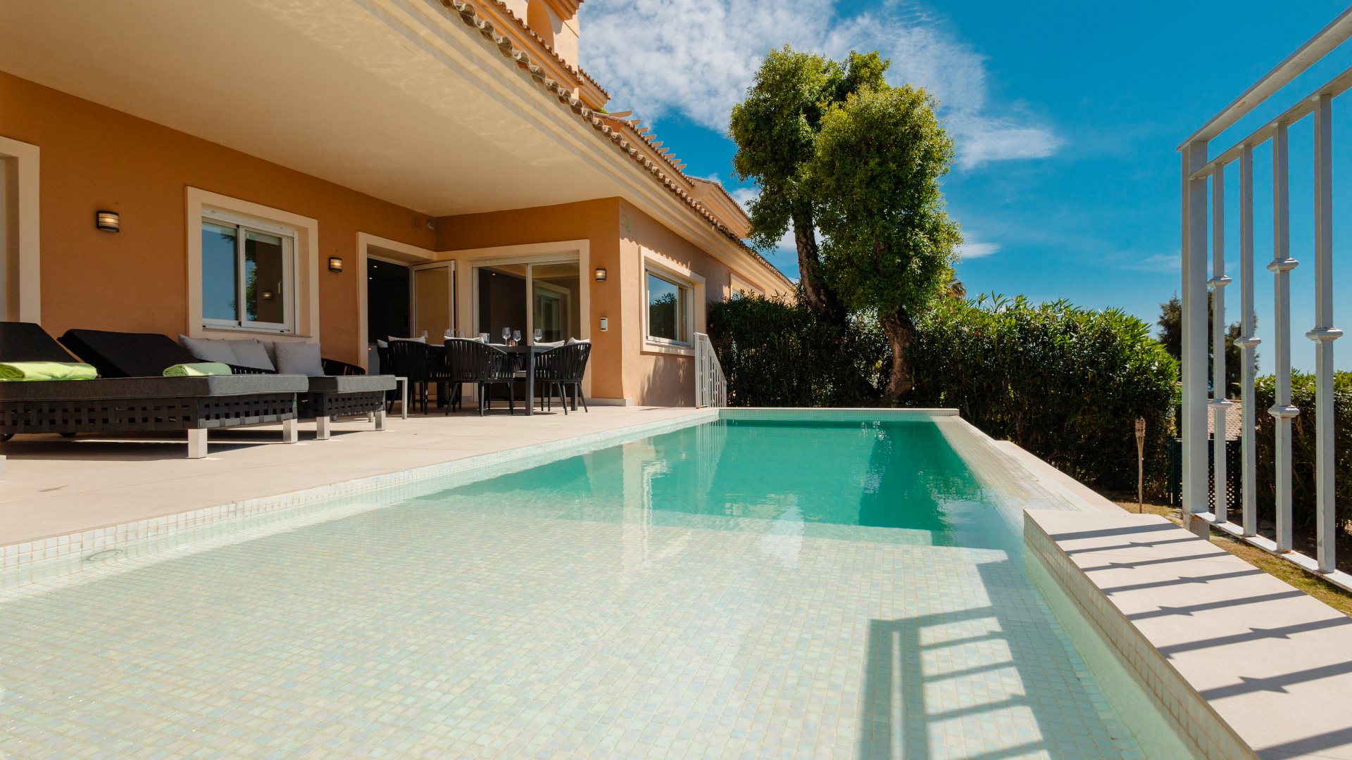 Wohnung, mit privatem beheiztem Schwimmbad, in La Mairena, Elviria, Marbella. Meerblick, 3 geräumige Schlafzimmer und 3 Bäder