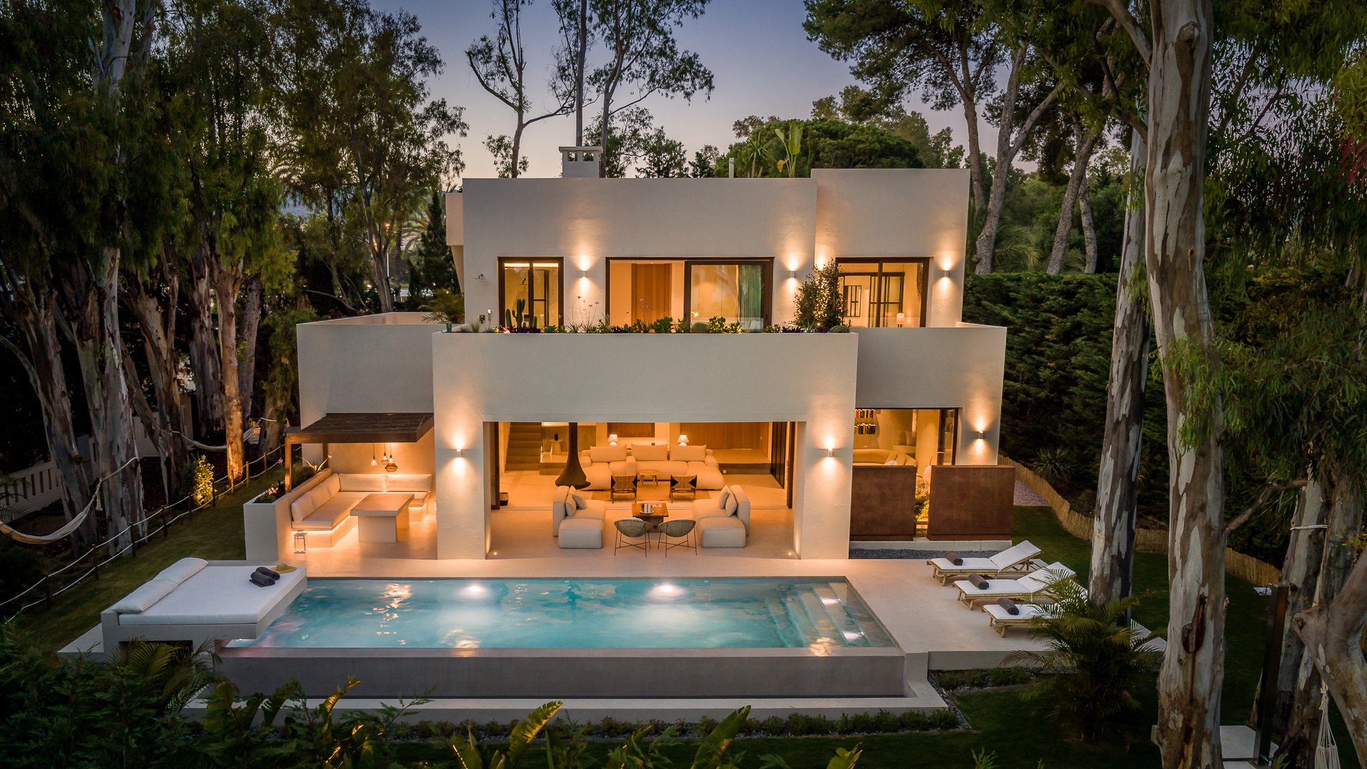 Beachside villa with private pool in Los Monteros, Marbella
