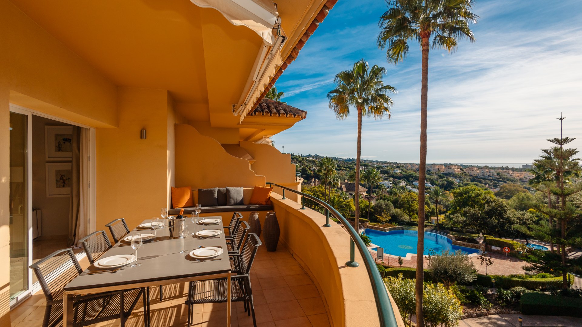 Fantastic apartment in Elviria Hills with views of the sea and the mountains