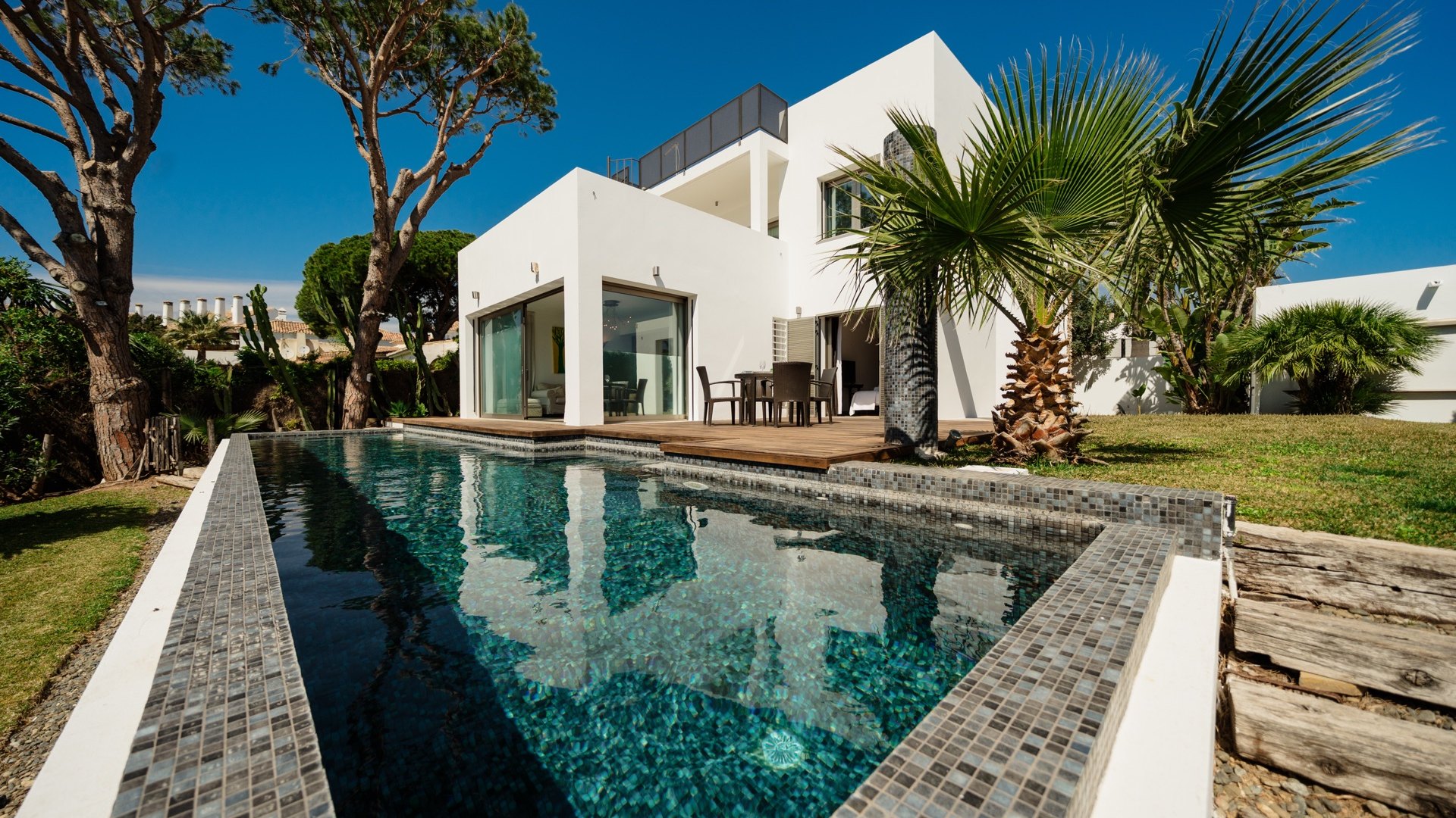 Dúplex moderno de 2 dormitorios con piscina privada, vistas al mar y jardín en Marbella Este