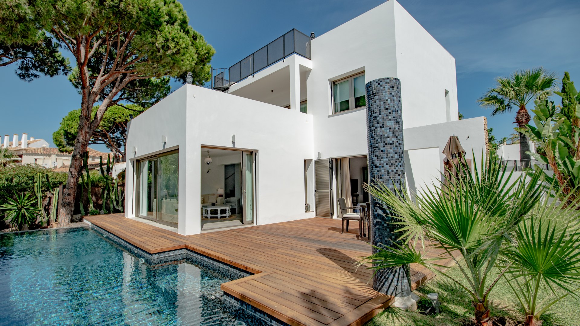 Villa moderna, cerca de la playa, con piscina infinita climatizable privada, vistas al mar y jardín privado, en El Rosario, Marbella Este