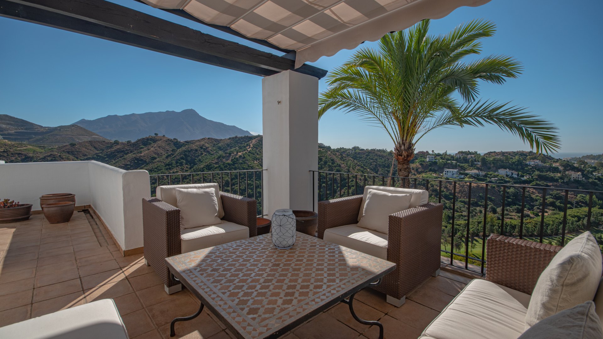 Luxury vacation home with 3 bedrooms in the contemporary urbanization of Los Altos de la Quinta, Benahavís, with panoramic views of the mountains, the golf courses and the sea, very close to golf courses and a few minutes by car from Puerto Banús