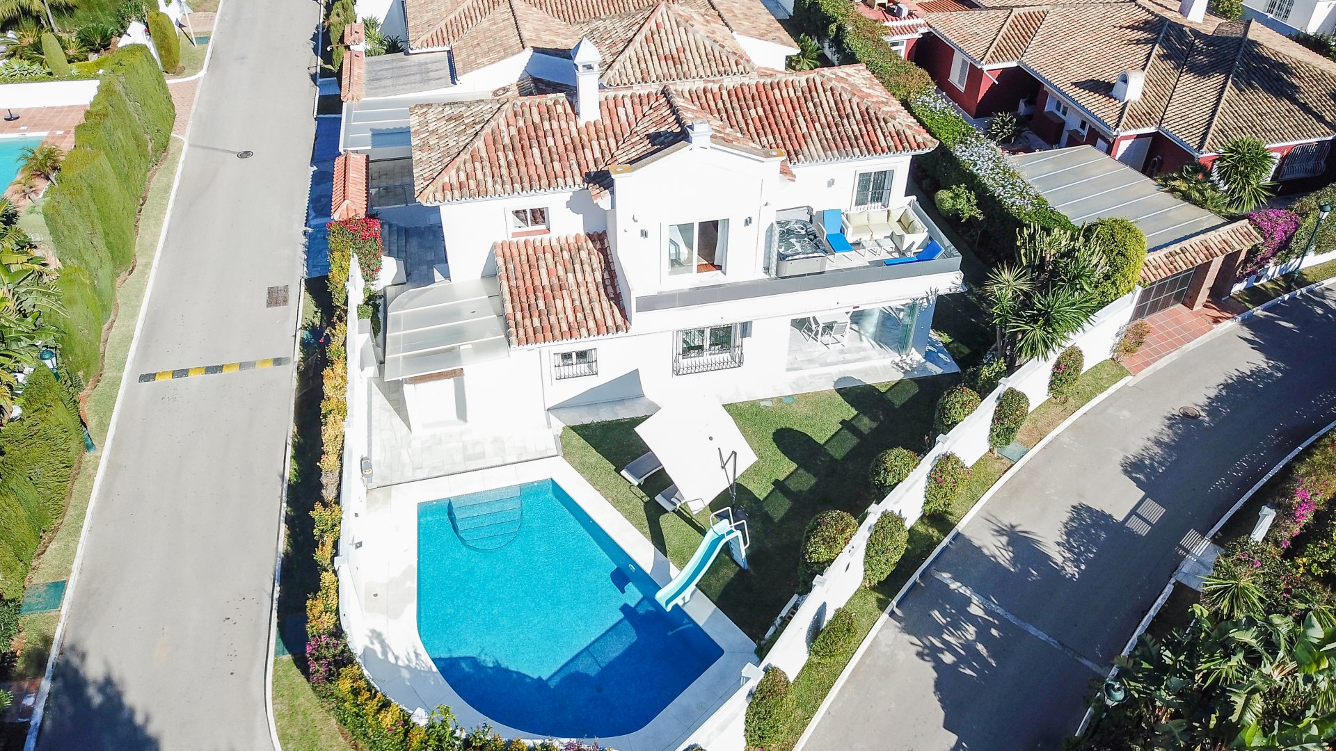 Villa zu verkaufen in Los Monteros de Marbella, mit privatem Pool mit Rutsche, Jacuzzi und neben dem Strand.