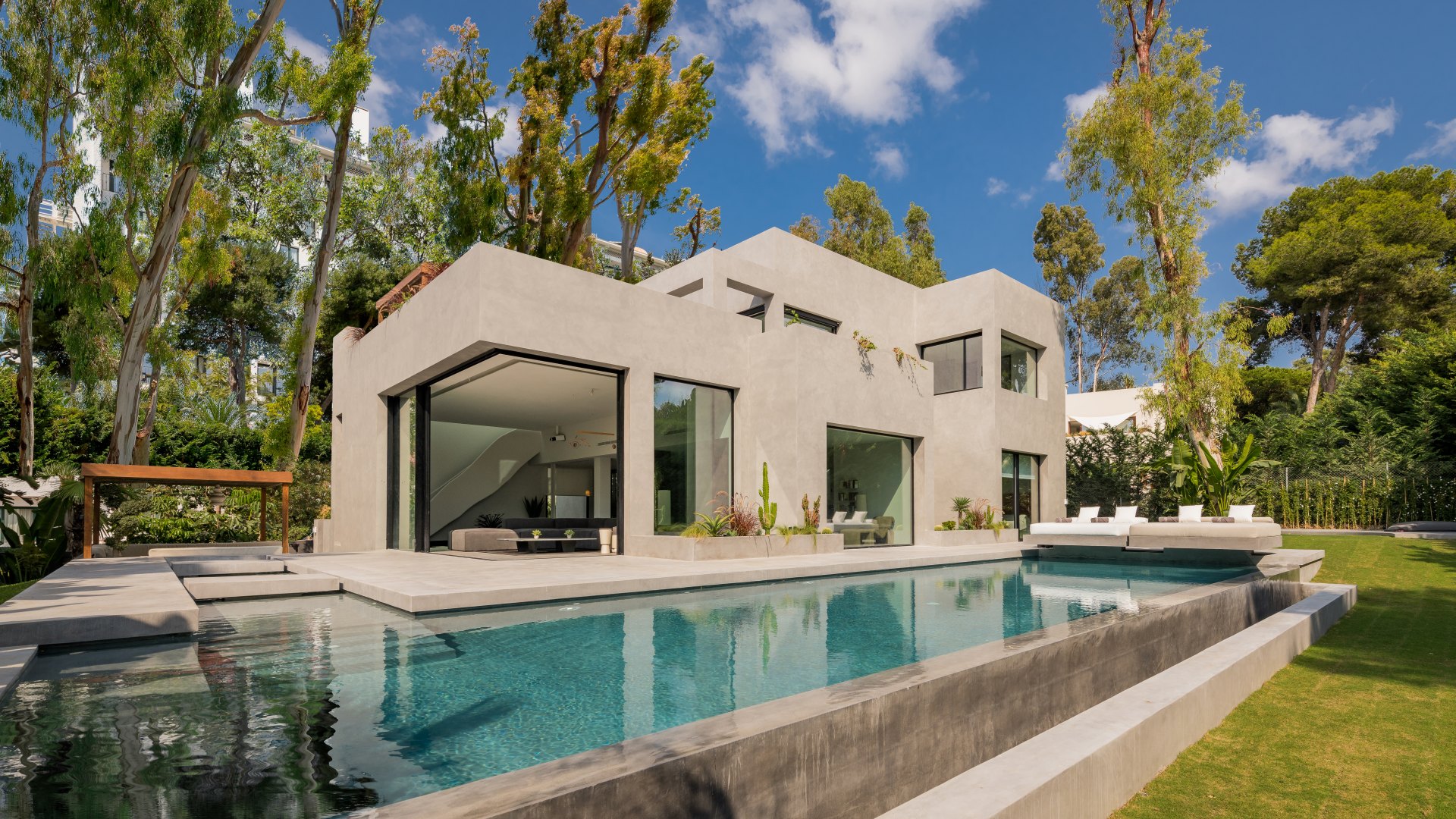 Exklusive moderne Villa mit Salzpool und Meerblick in Los Monteros