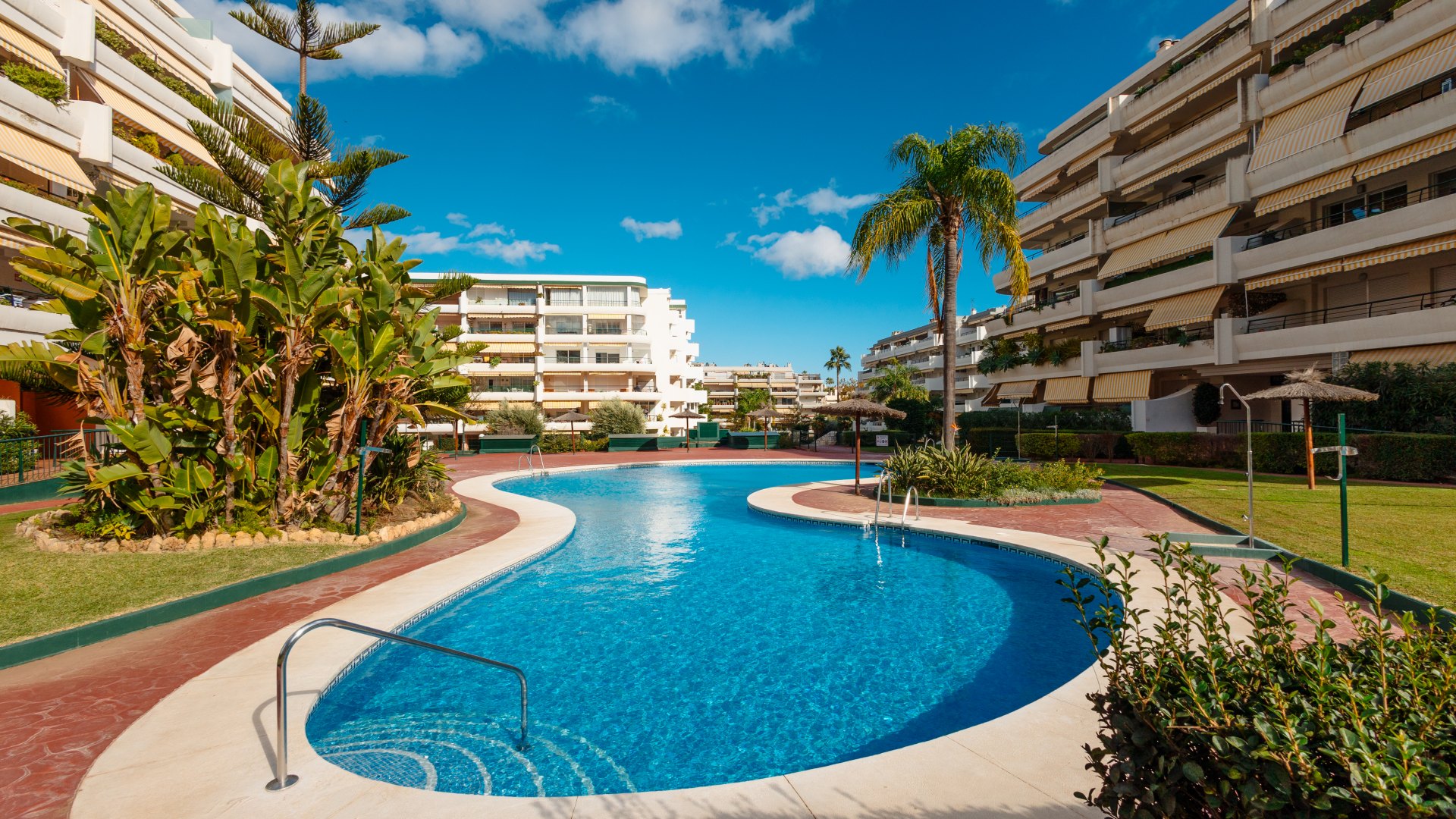 Apartamento en 1ª línea de golf y cerca de playa en Marbella