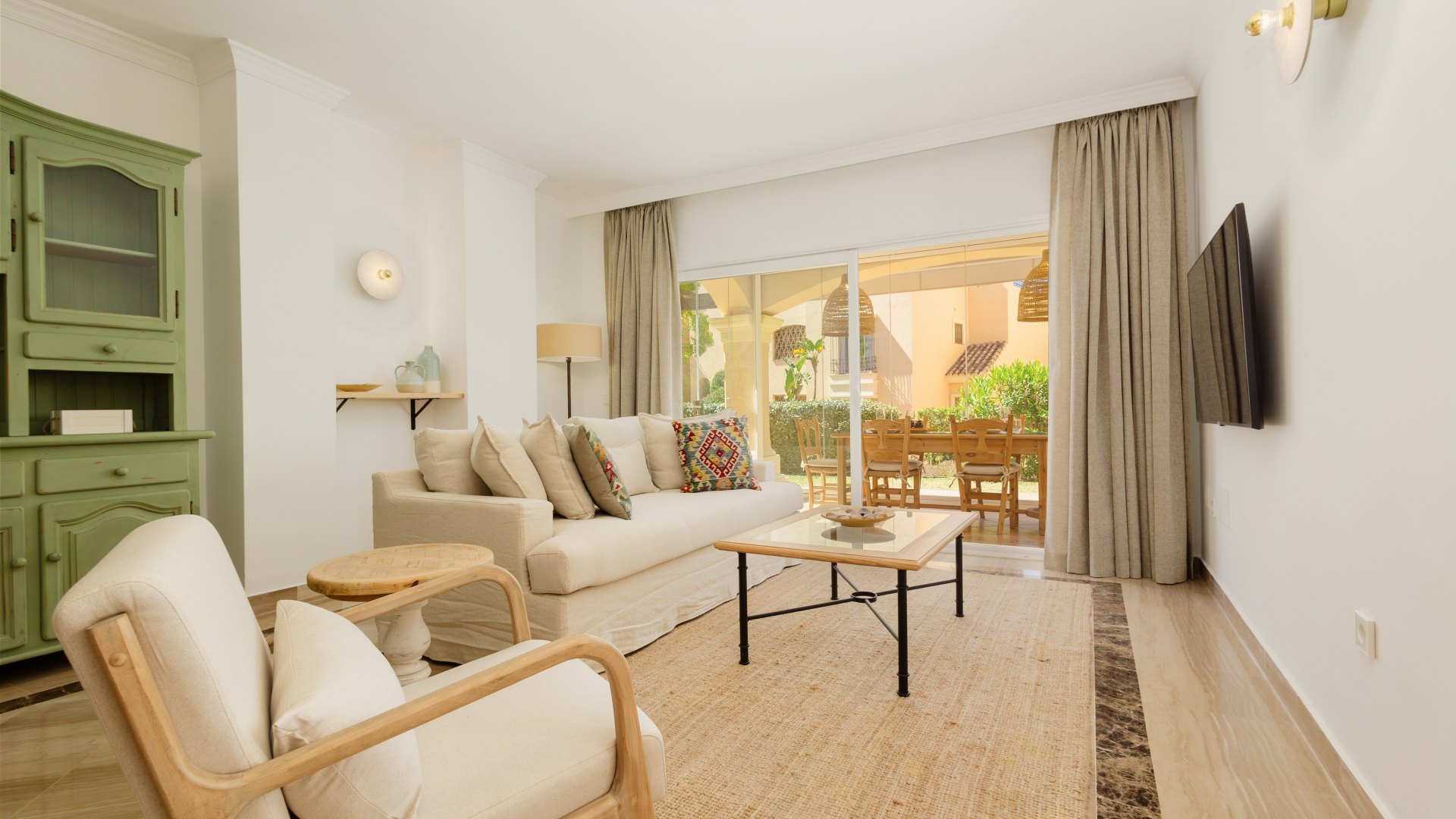 Neu renovierte Wohnung mit großer verglaster Terrasse, in der Nähe des Strandes in Elviria, Marbella