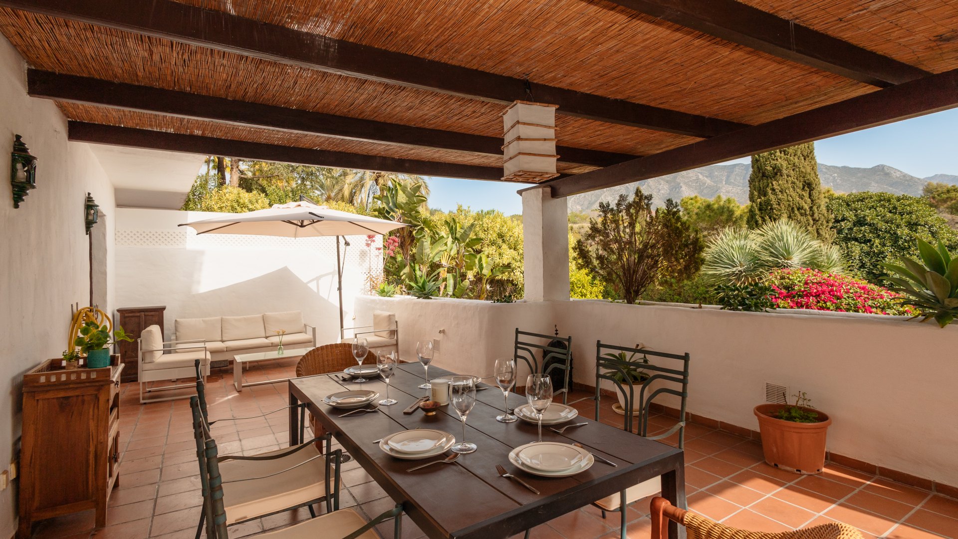 Cozy apartment, with mountain views and large private terrace, on the Golden Mile, Marbella