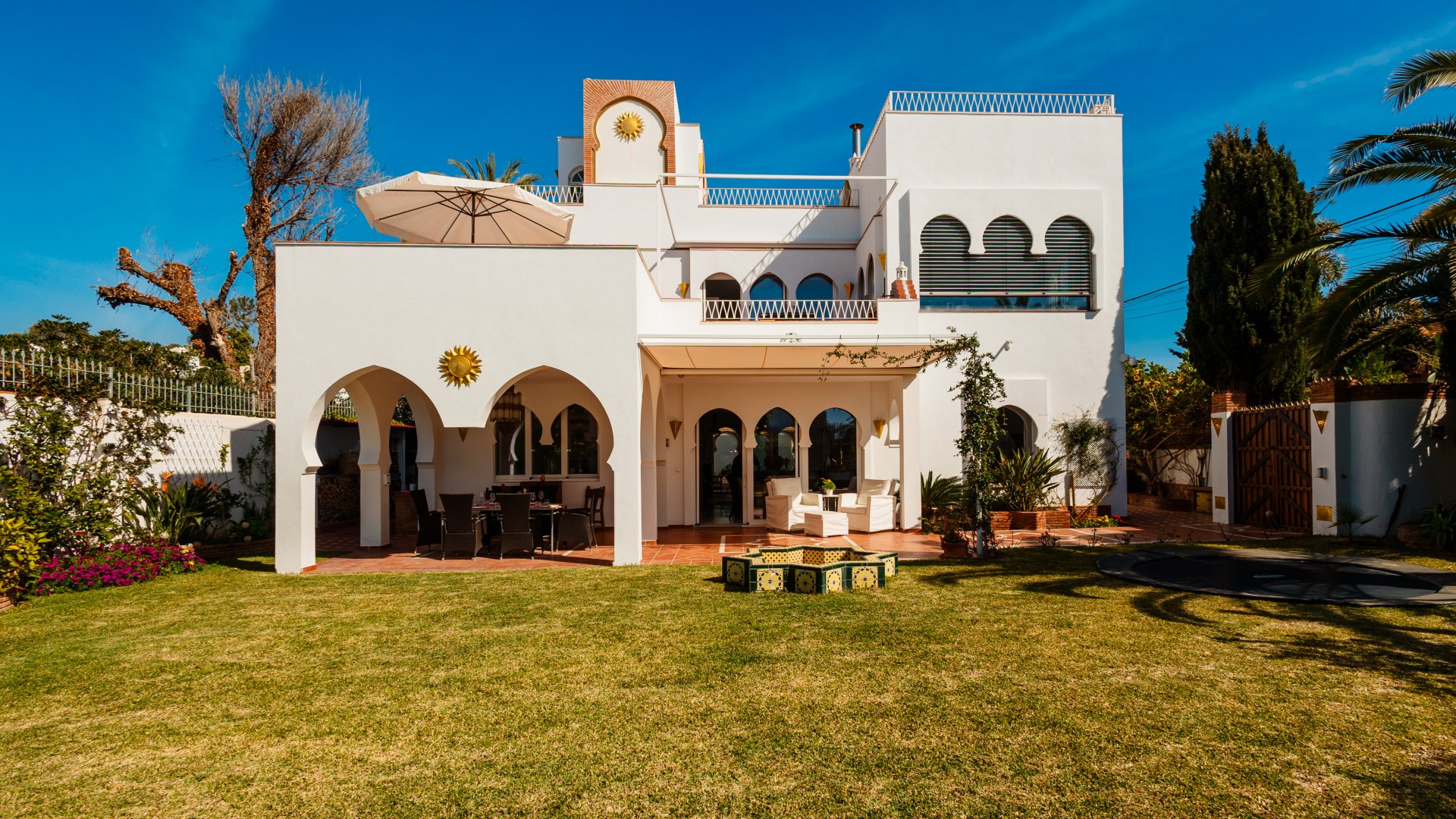 Villa "Al-Andaluz", with saltwater pool and sea views, one minute walk from the beach of Costabella, Marbella