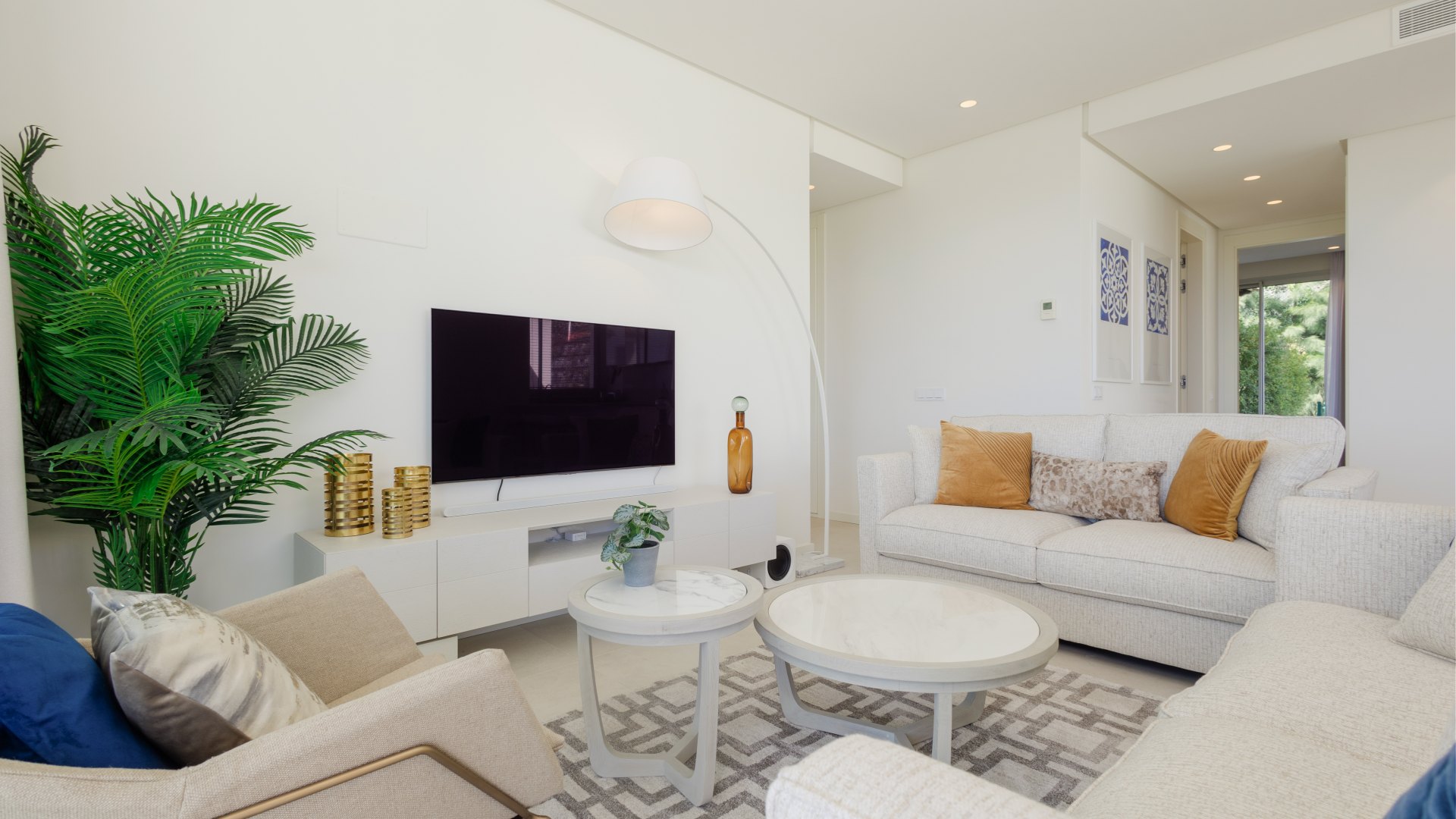 Apartamento de 3 dormitorios y jardín privado en Marbella Club Hills, Benahavís