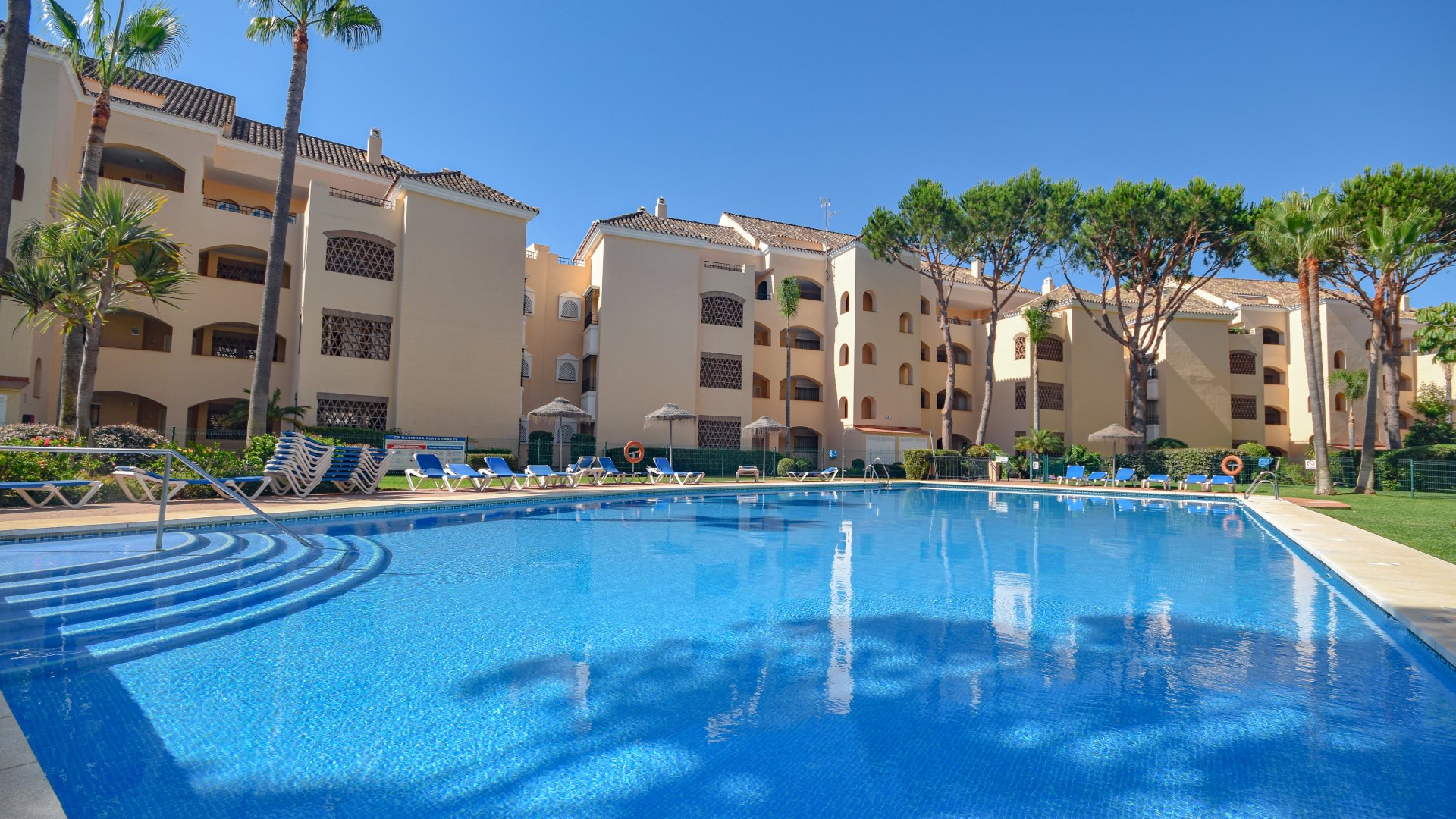 Apartamento de 2 dormitorios al lado de la playa en Elviria, Marbella