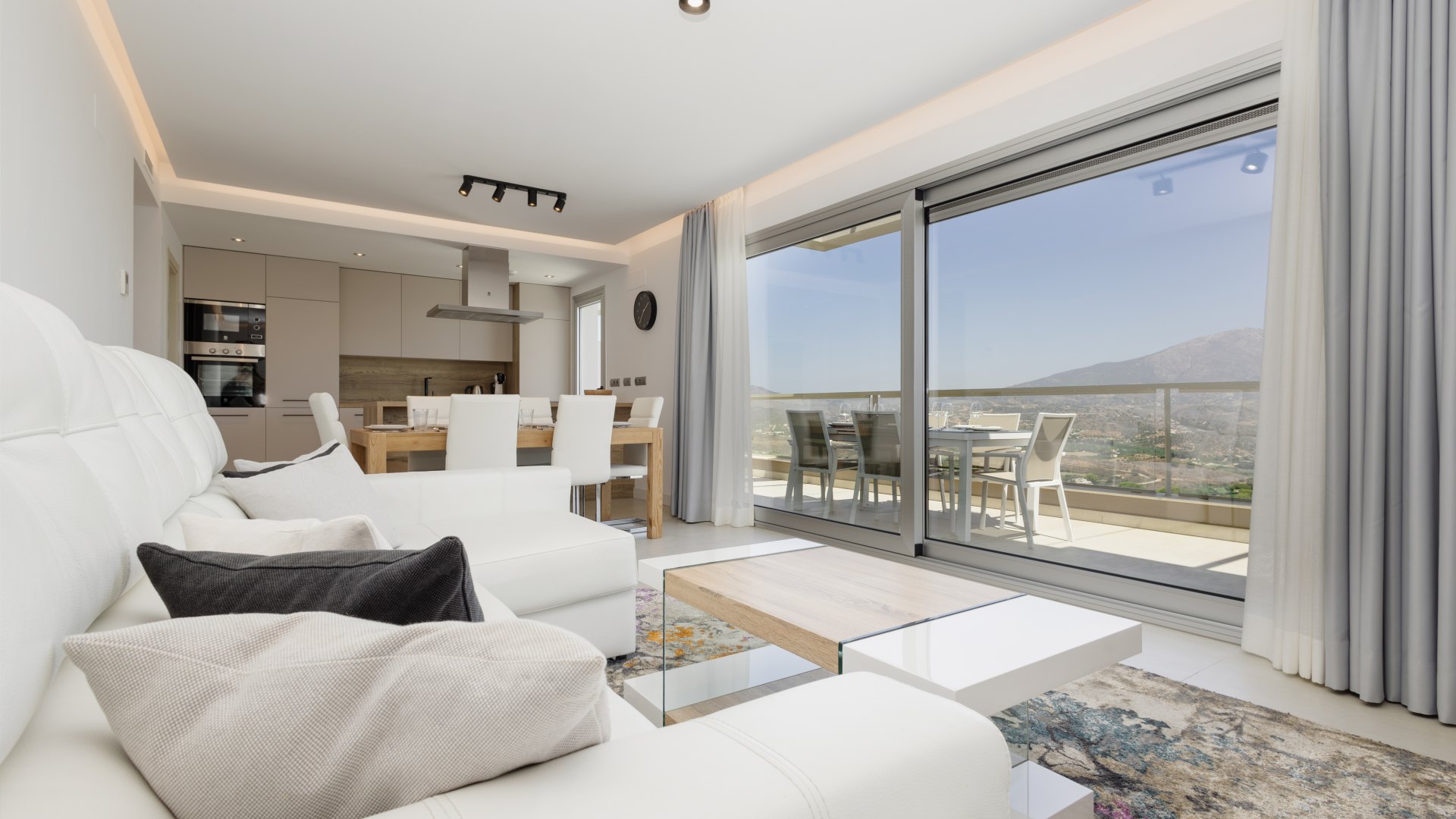 Apartment located in the Harmony Urbanization, in Cala de Mijas. The apartment is distributed on one floor, the house consisting of three bedrooms, 2 bathrooms, living room, dining room, kitchen, terrace and solarium and on a second floor the solarium.