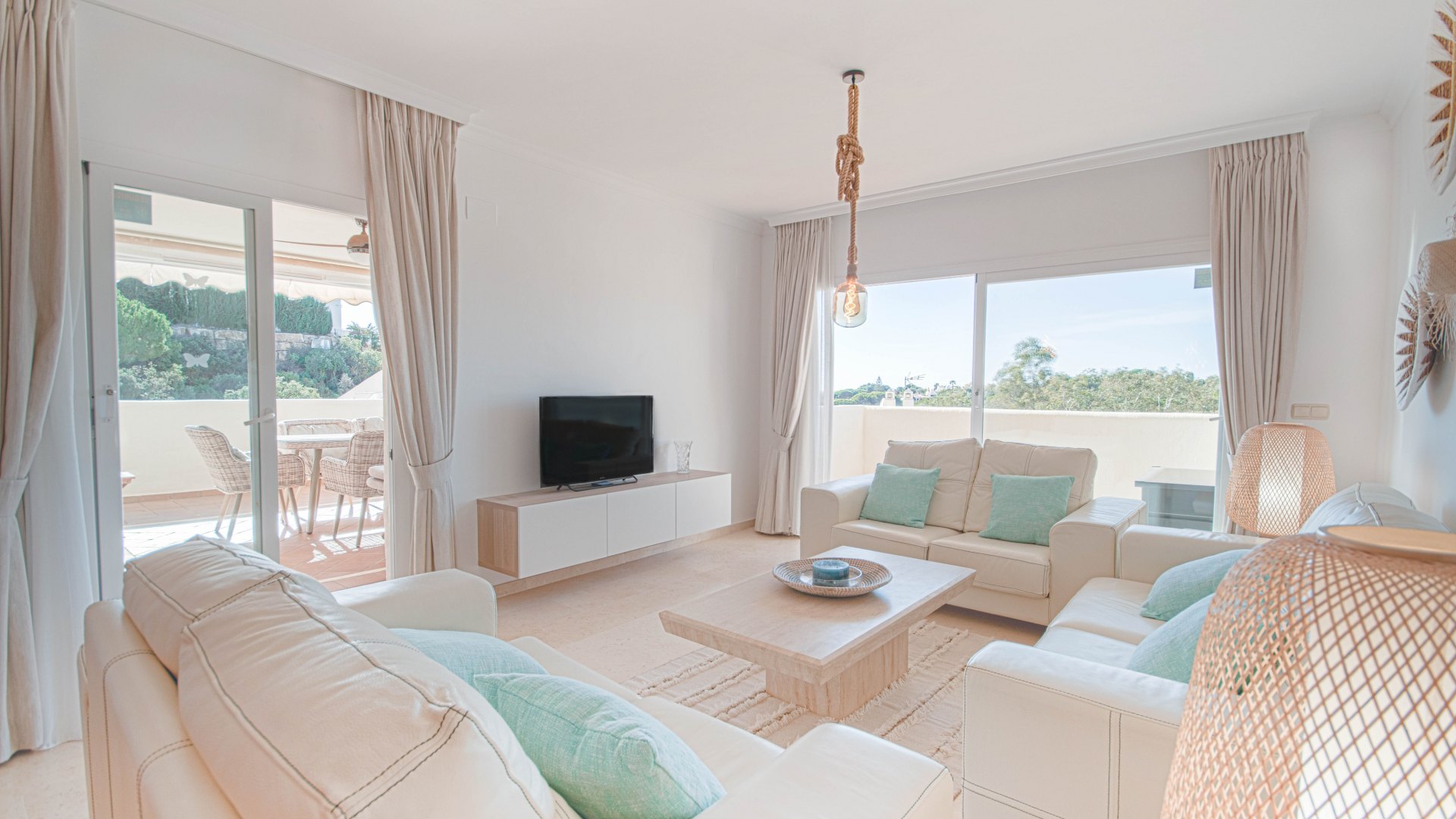 Stilvolle 3-Zimmer-Wohnung mit Meerblick in Elviria Marbella