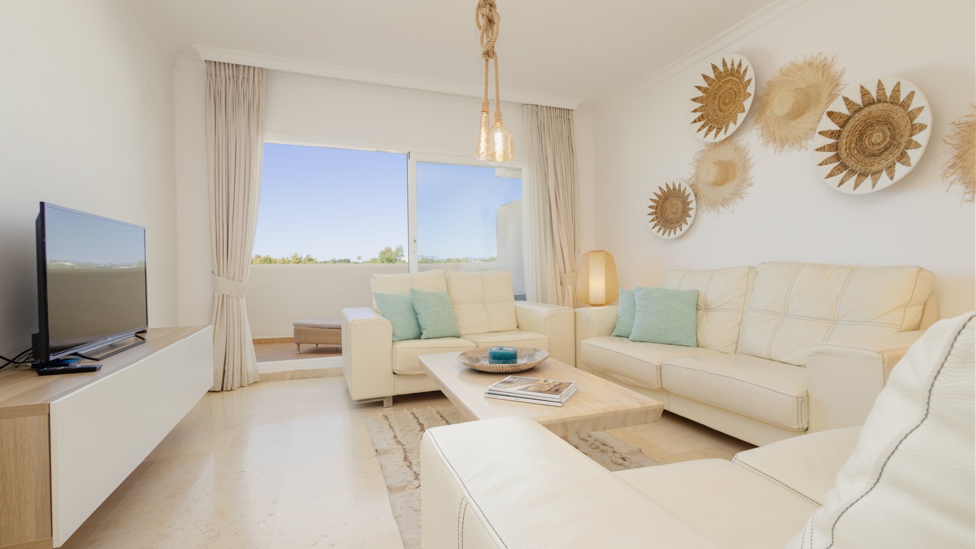 Stylish 3 bedroom flat with sea views in Elviria Marbella