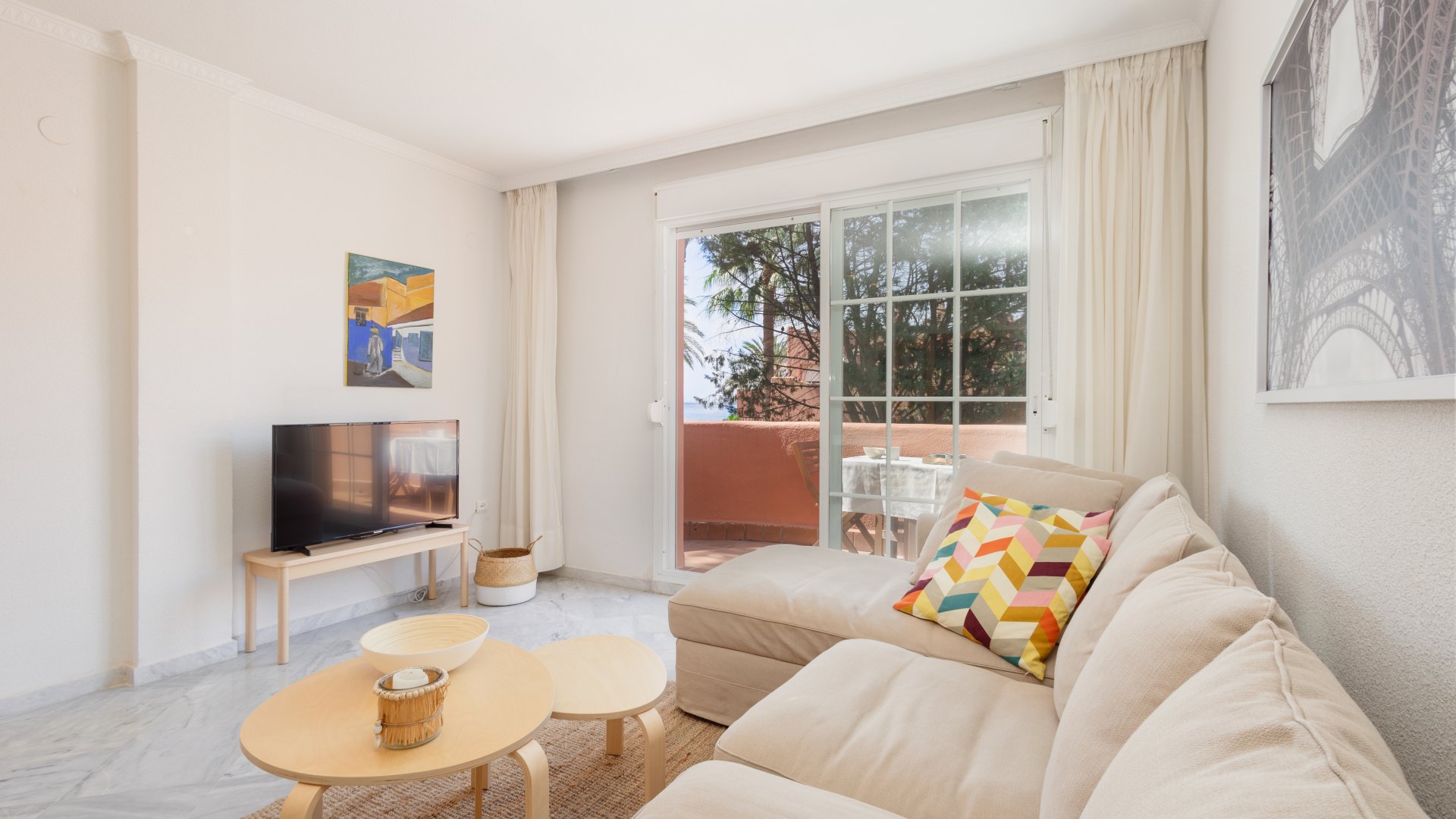 Apartamento en primera línea de playa de 2 dormitorios en Costabella, Marbella