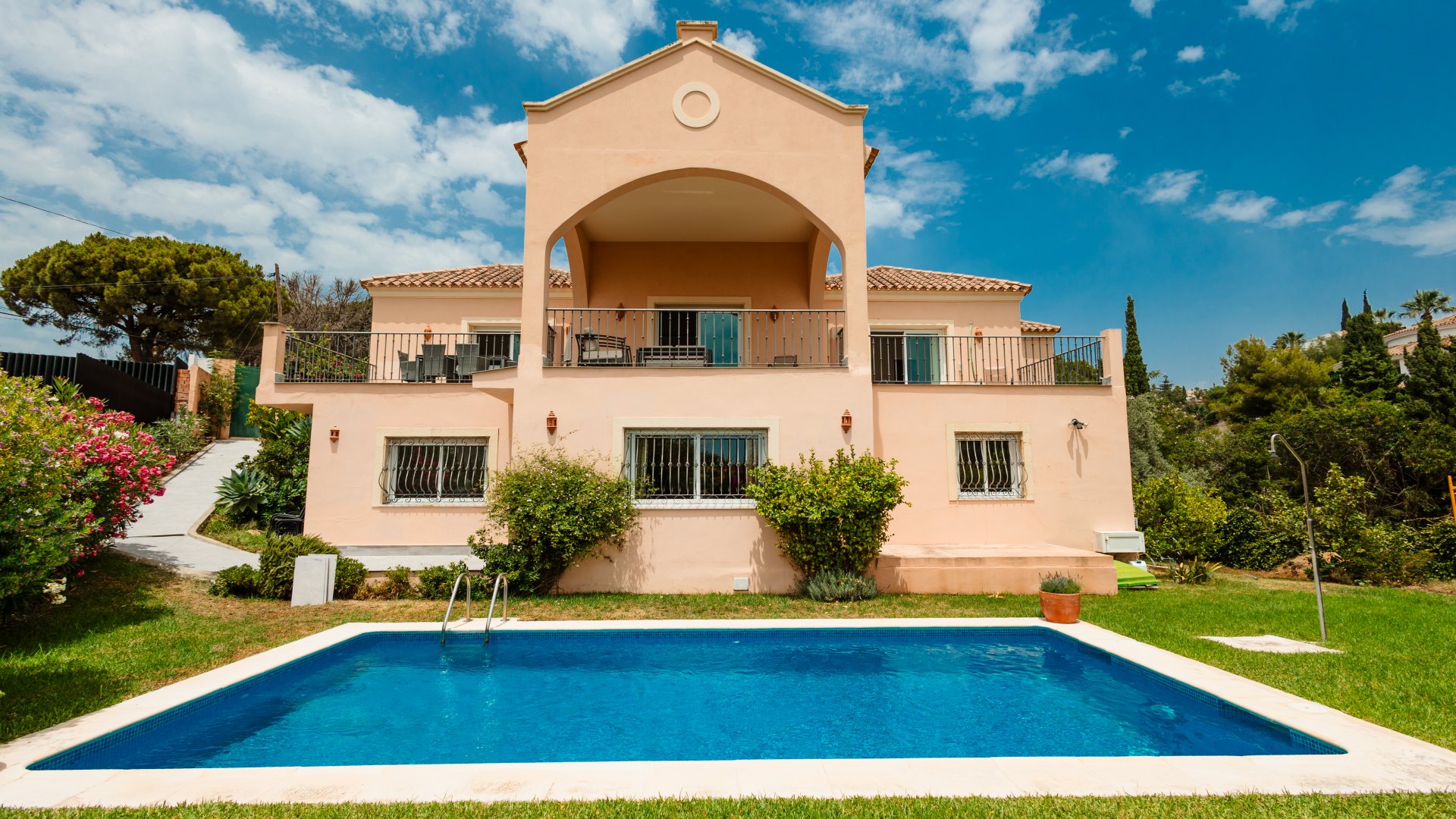 Increíble villa de 5 dormitorios, con piscina privada y vistas al mar, en El Rosario, Marbella
