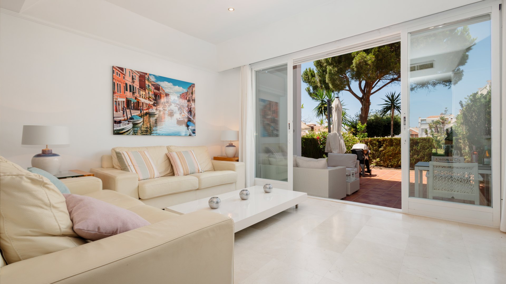 Casa con vistas al mar y a las montañas en la playa, Bahía de Marbella