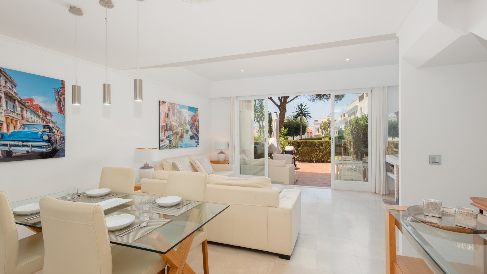 Casa con vistas al mar y a las montañas en la playa, Bahía de Marbella