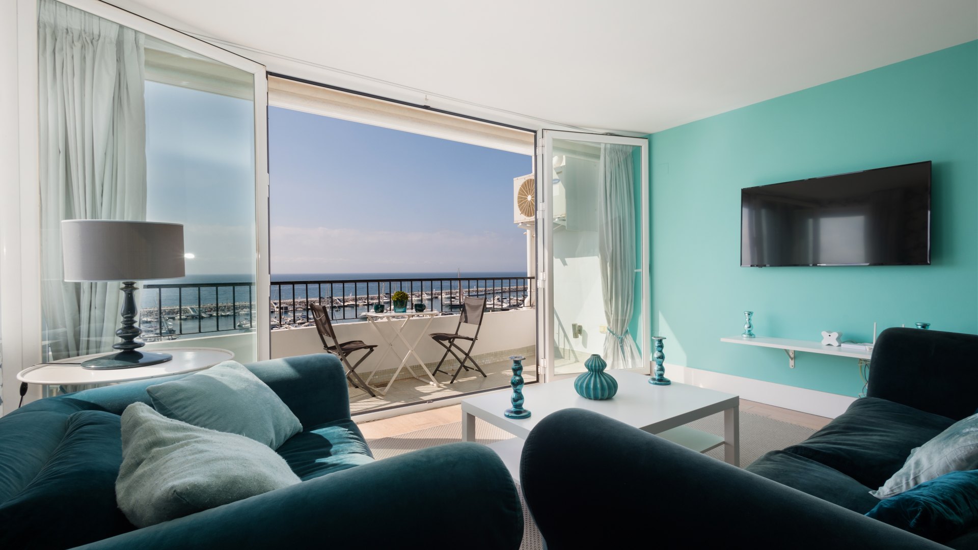 Apartment, with stunning sea views, in the attractive tourist Puerto Banus