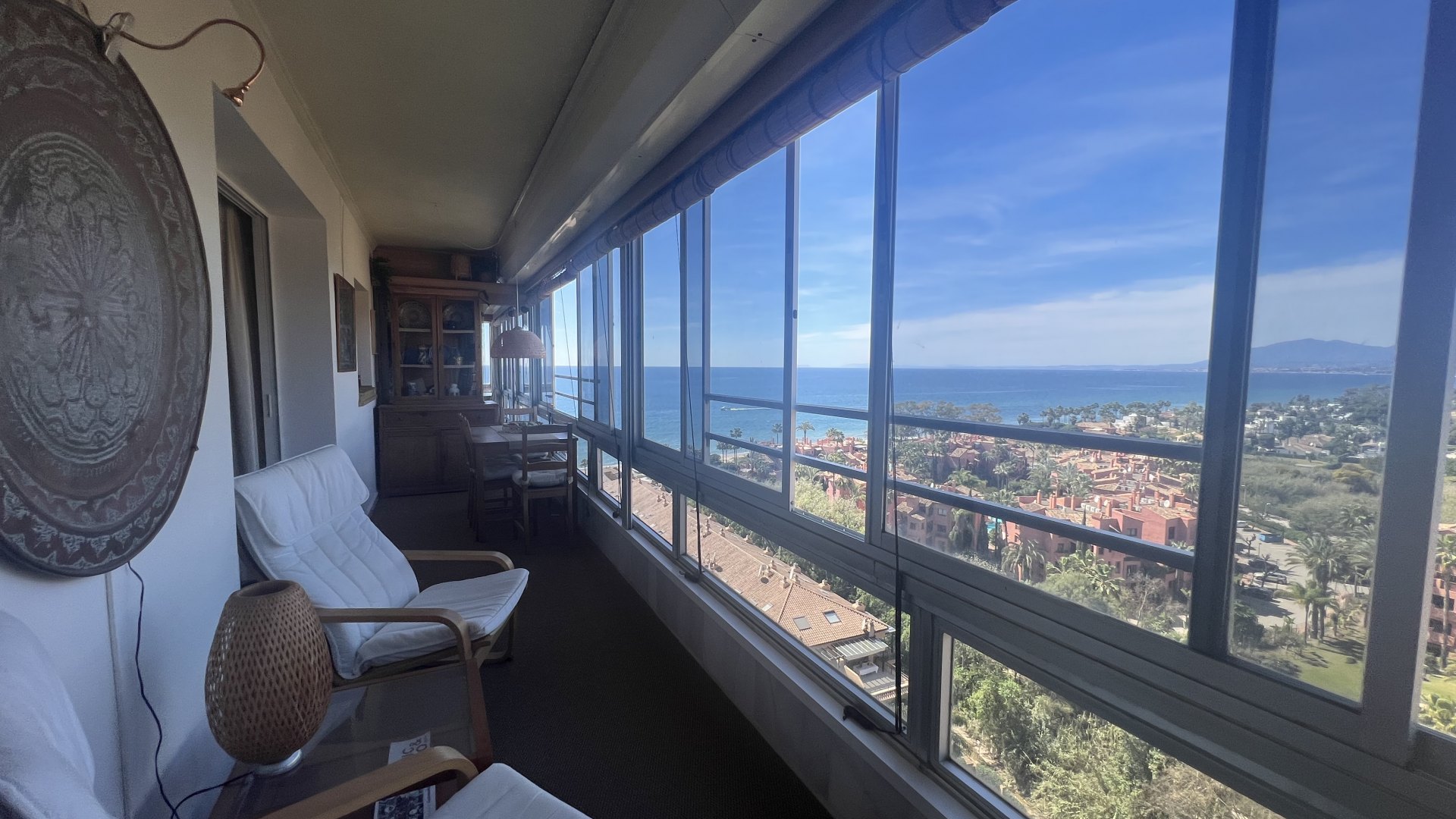 Spectacular apartment, located in Marbella East, overlooking the sea.