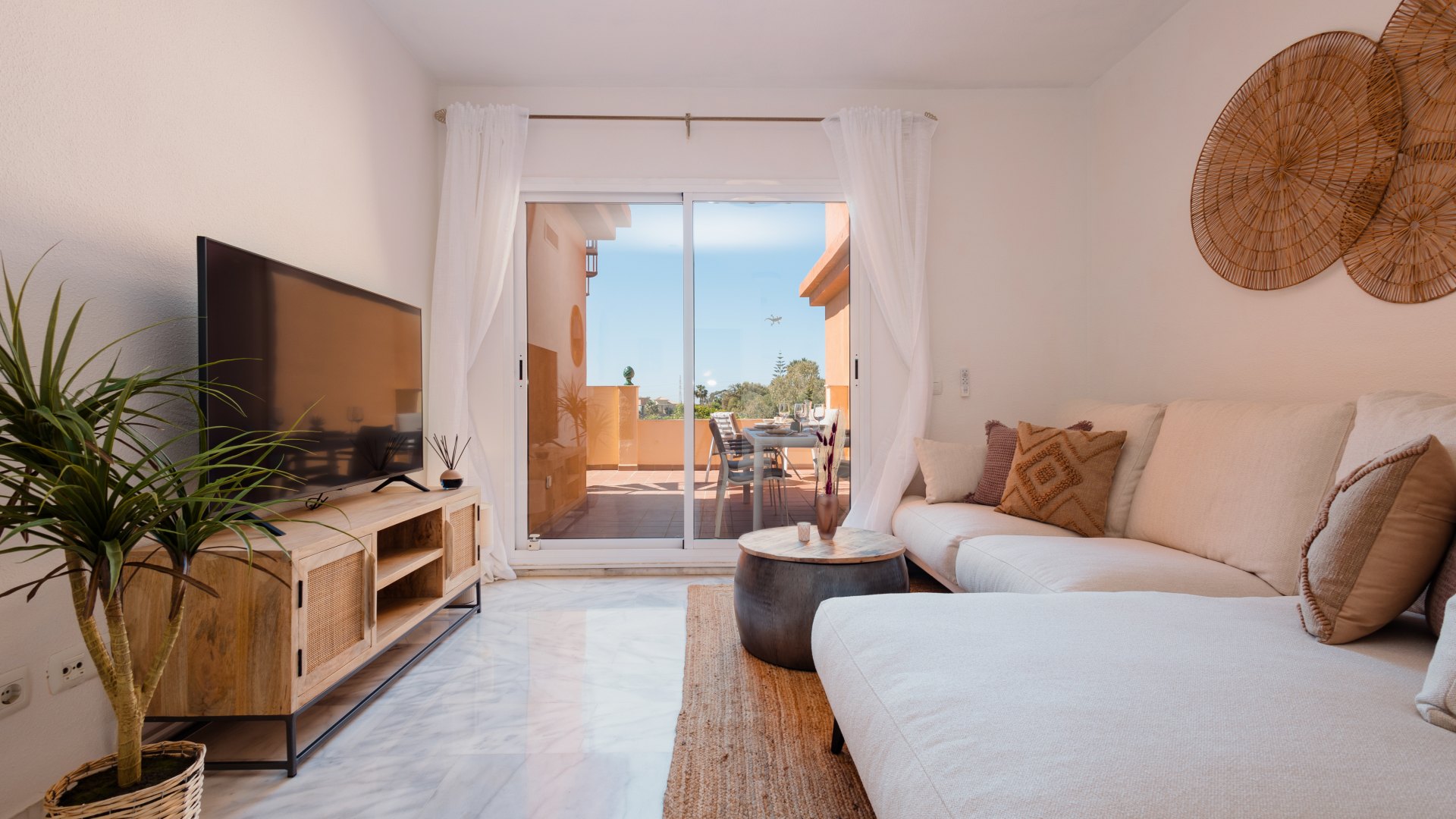 Moderno apartamento con vistas al mar en La reserva de Marbella