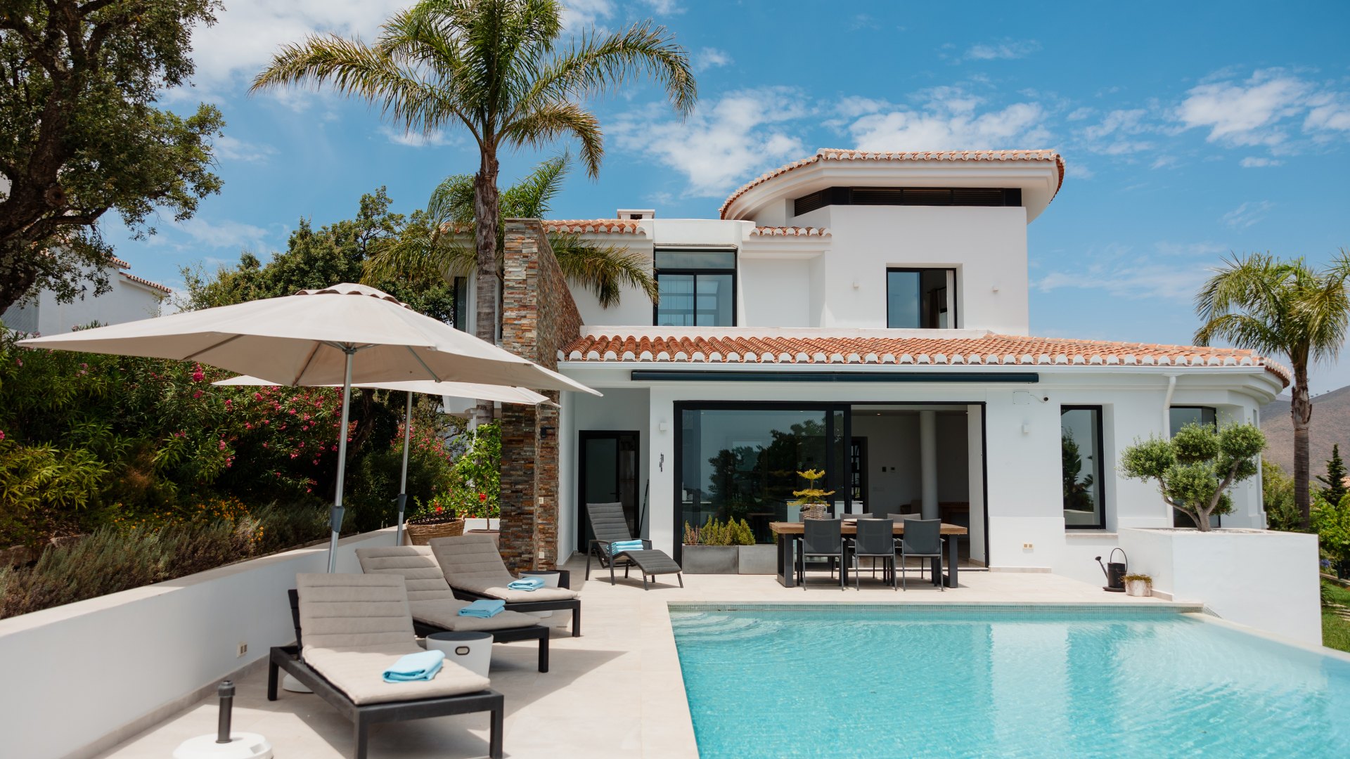Espectacular villa, con piscina infinita y vistas al mar, en Ojén, Marbella