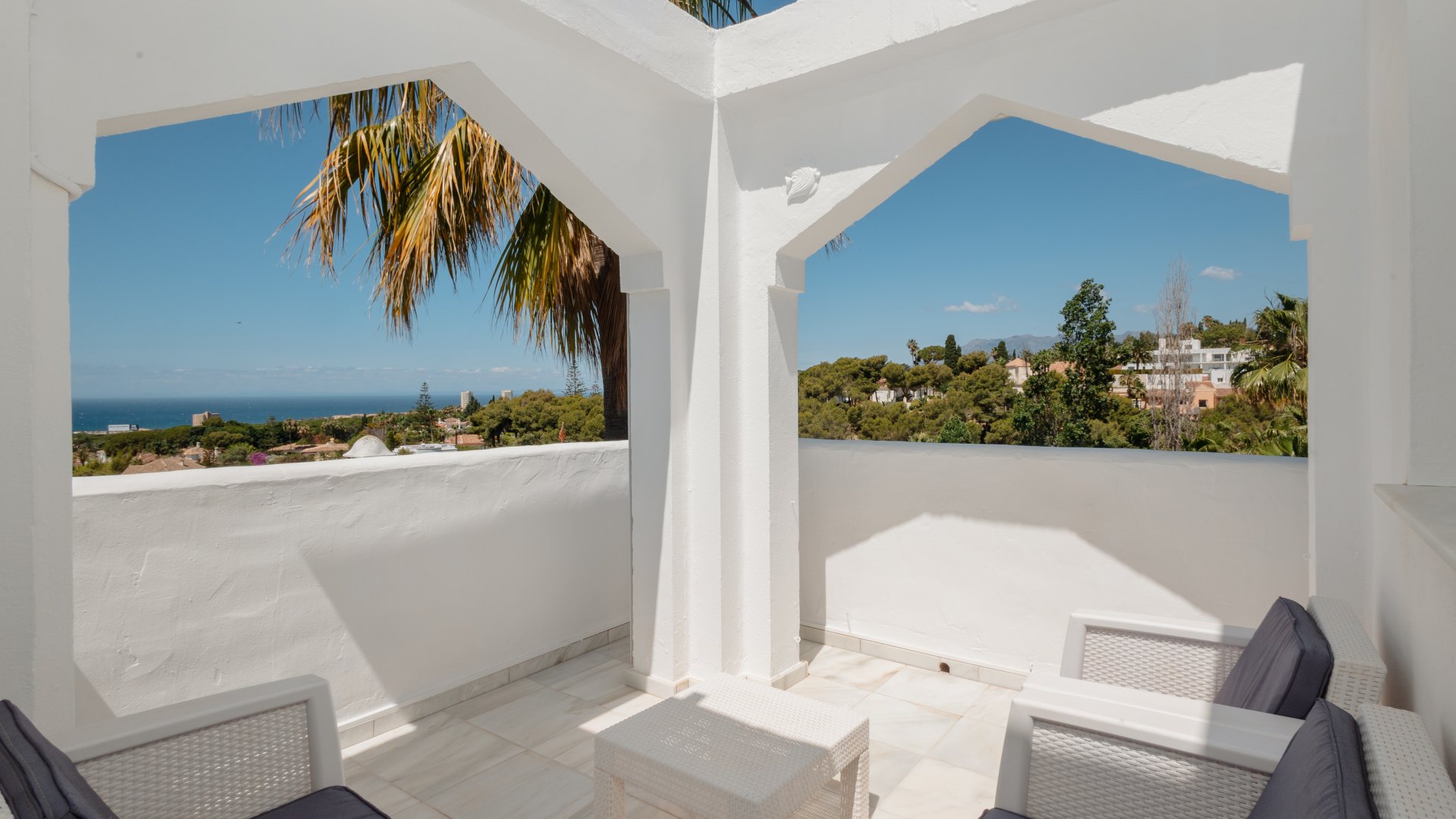 Apartamento, cerca de la playa y con vistas al mar, en Marbella