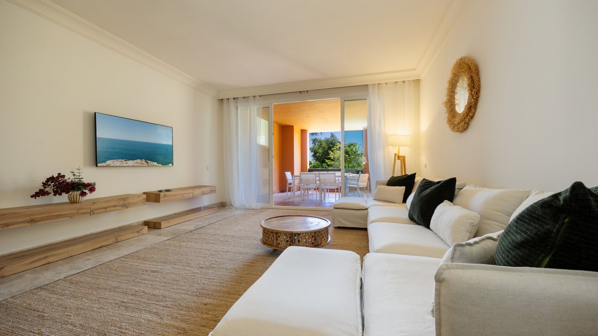 Exclusivo apartamento con terraza privada, gran piscina, zonas verdes, y seguridad 24h, junto a Puerto Banus