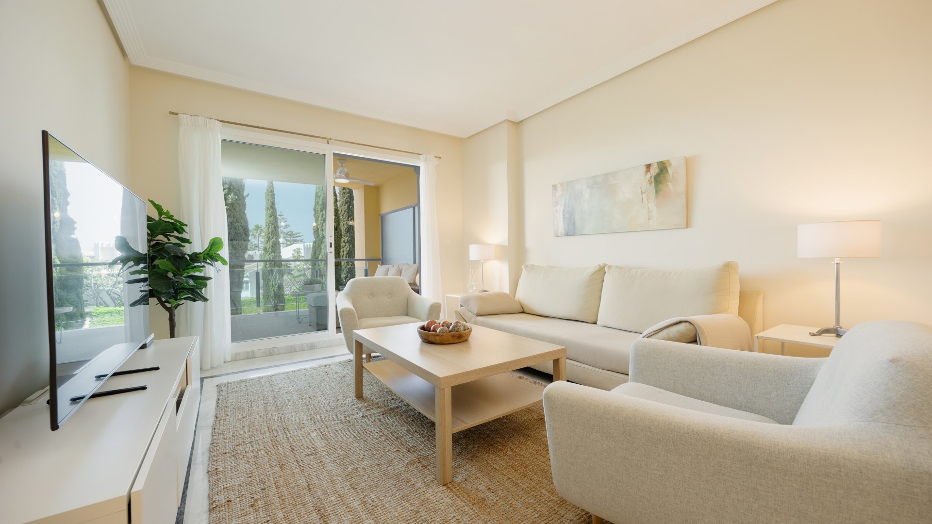 Coastal apartment, south facing, with swimming pools and close to the beach, in the tourist area of Bahia de Marbella