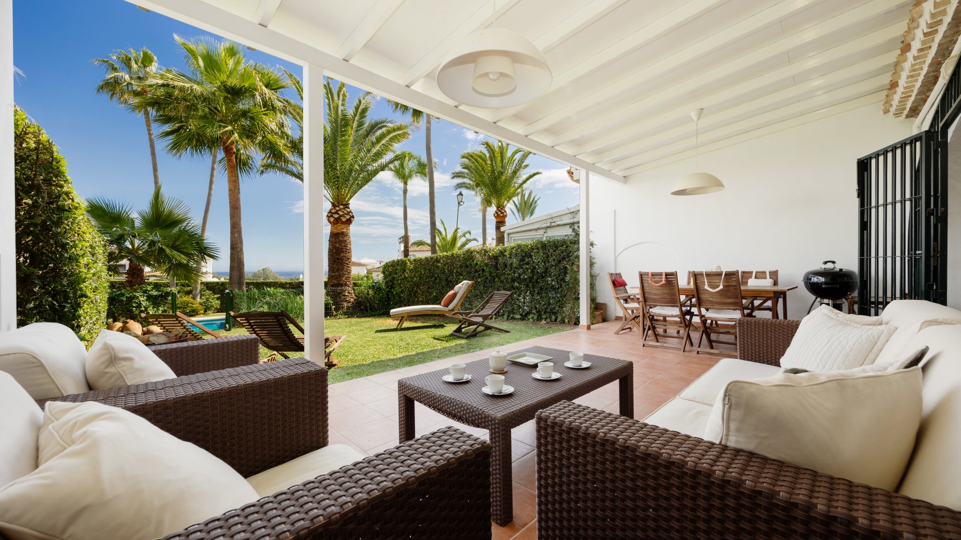 Casa adosada de 2 plantas, con amplia terraza/jardín, barbacoa y cerca de la playa, en Elviria, Marbella Este