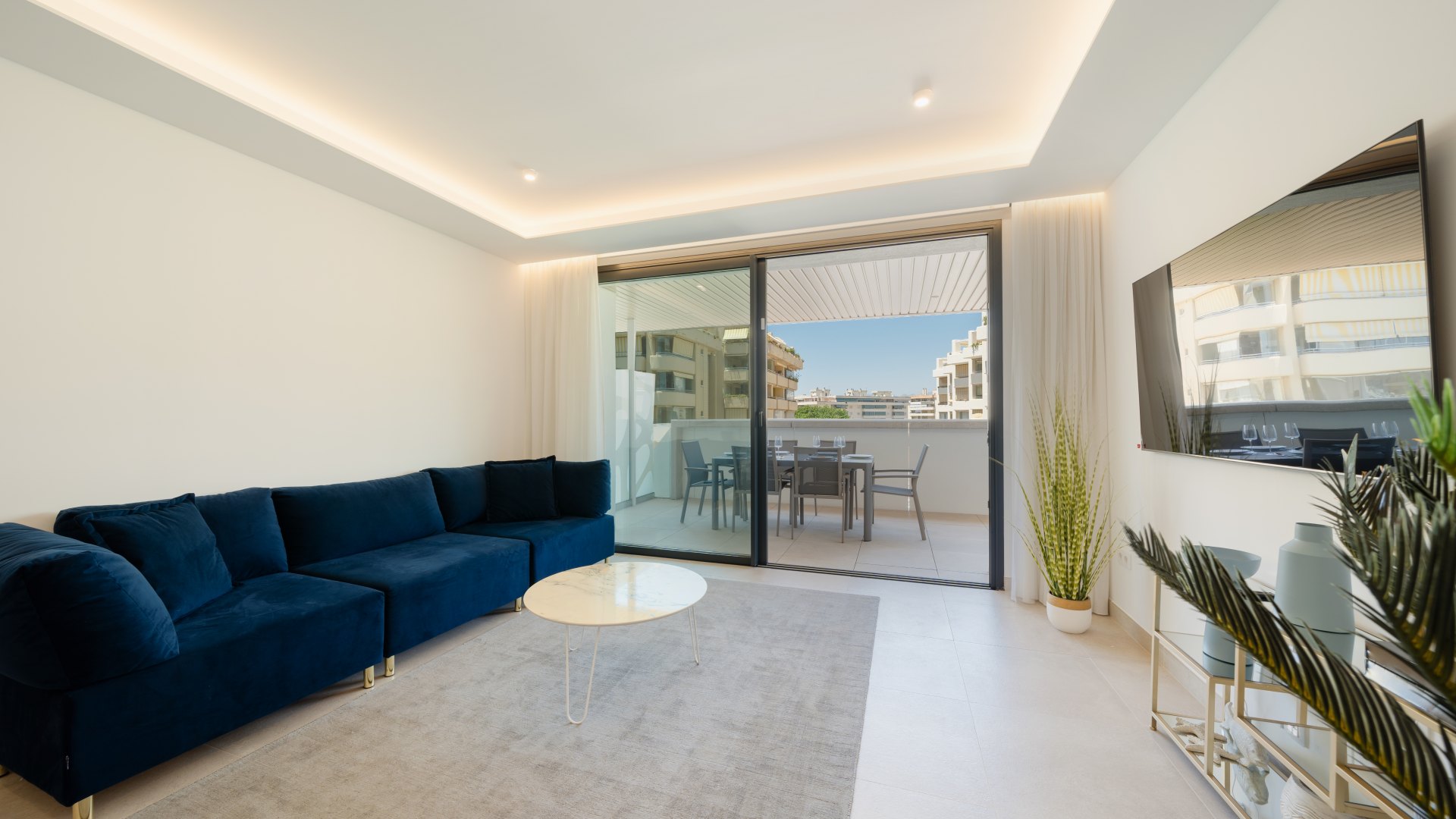 Wohnung mit Terrasse und exklusiven Dienstleistungen: beheiztes Schwimmbad, Spa, Fitnessraum, Kino, Gastrobar und Coworking, in der Nähe des Strandes