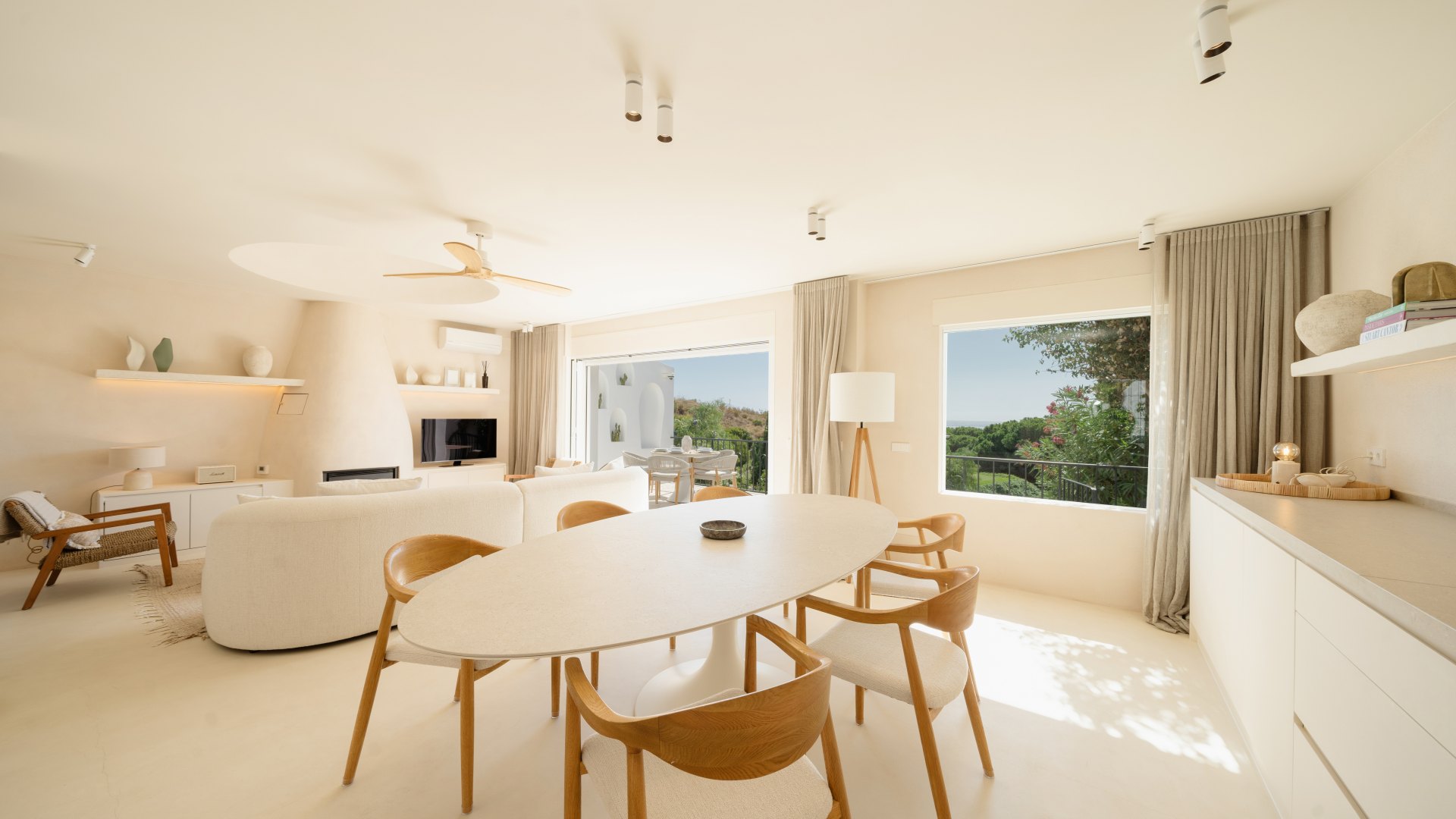 Casa tipo Cueva, toda una experiencia en Artola, Marbella, con toques dorados y piscina climatizable