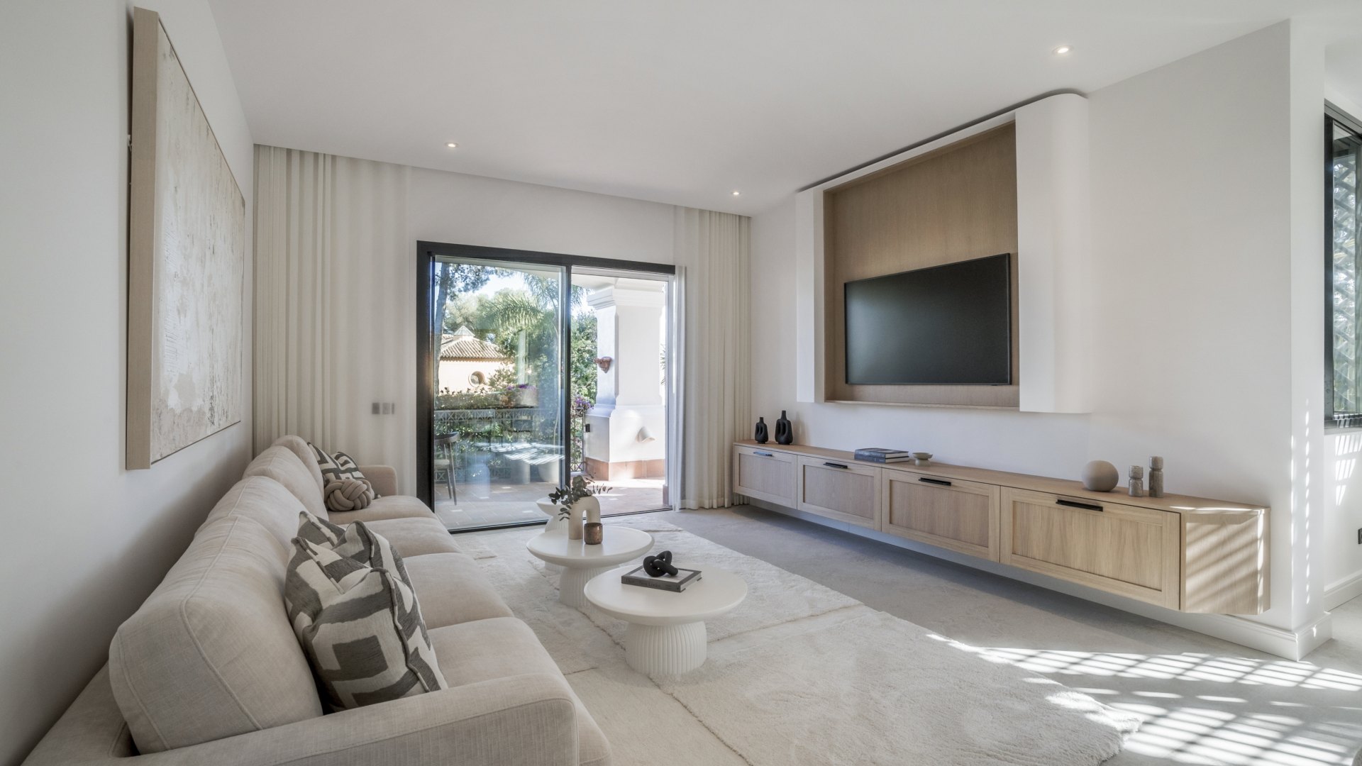 Apartamento recién reformado con gran terraza, en urbanización cerrada en Sierra Blanca, Marbella