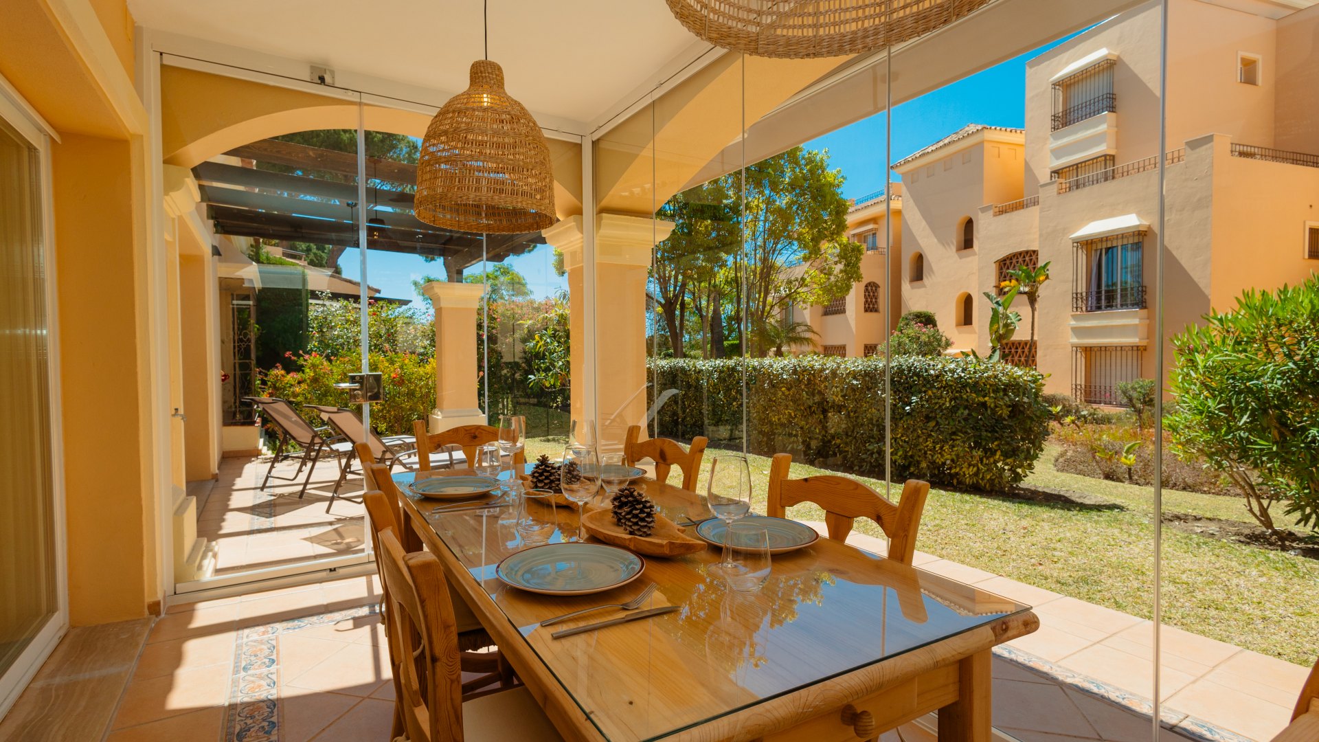 Neu renovierte Wohnung mit großer verglaster Terrasse, in der Nähe des Strandes in Elviria, Marbella