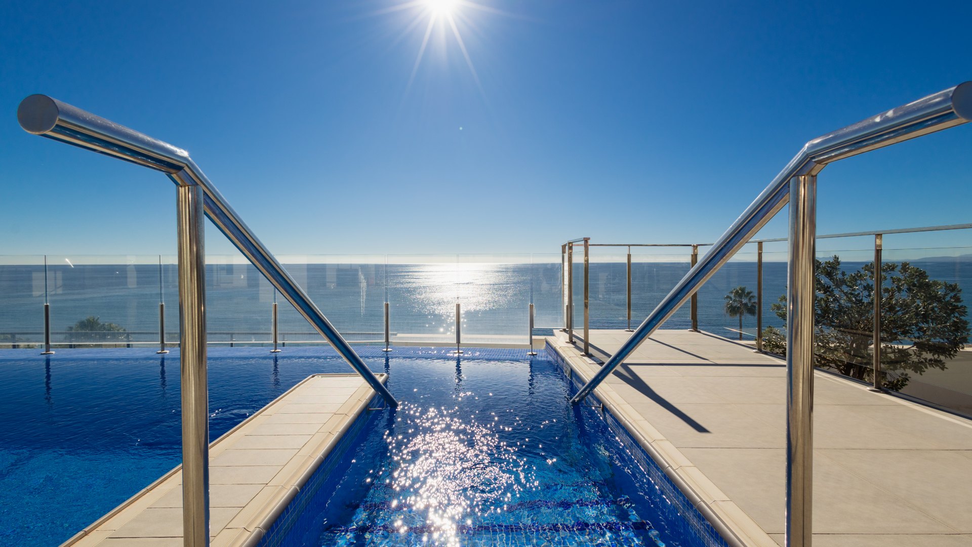 Apartment am Strand mit verglaster Terrasse und Pool sowie unglaublichem Meerblick in Estepona.