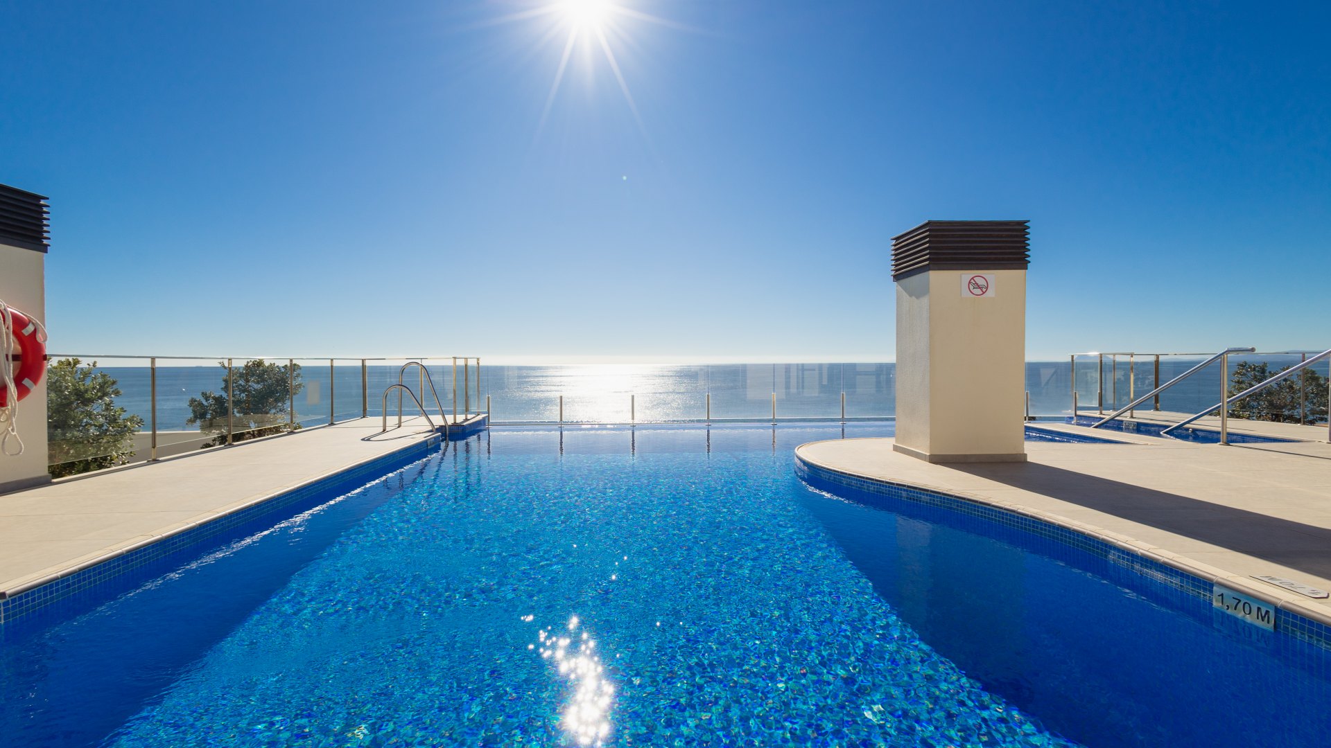 Erste Strandlinie, verglaste Terrasse und Pool mit unglaublichem Meerblick an der Neuen Goldenen Meile