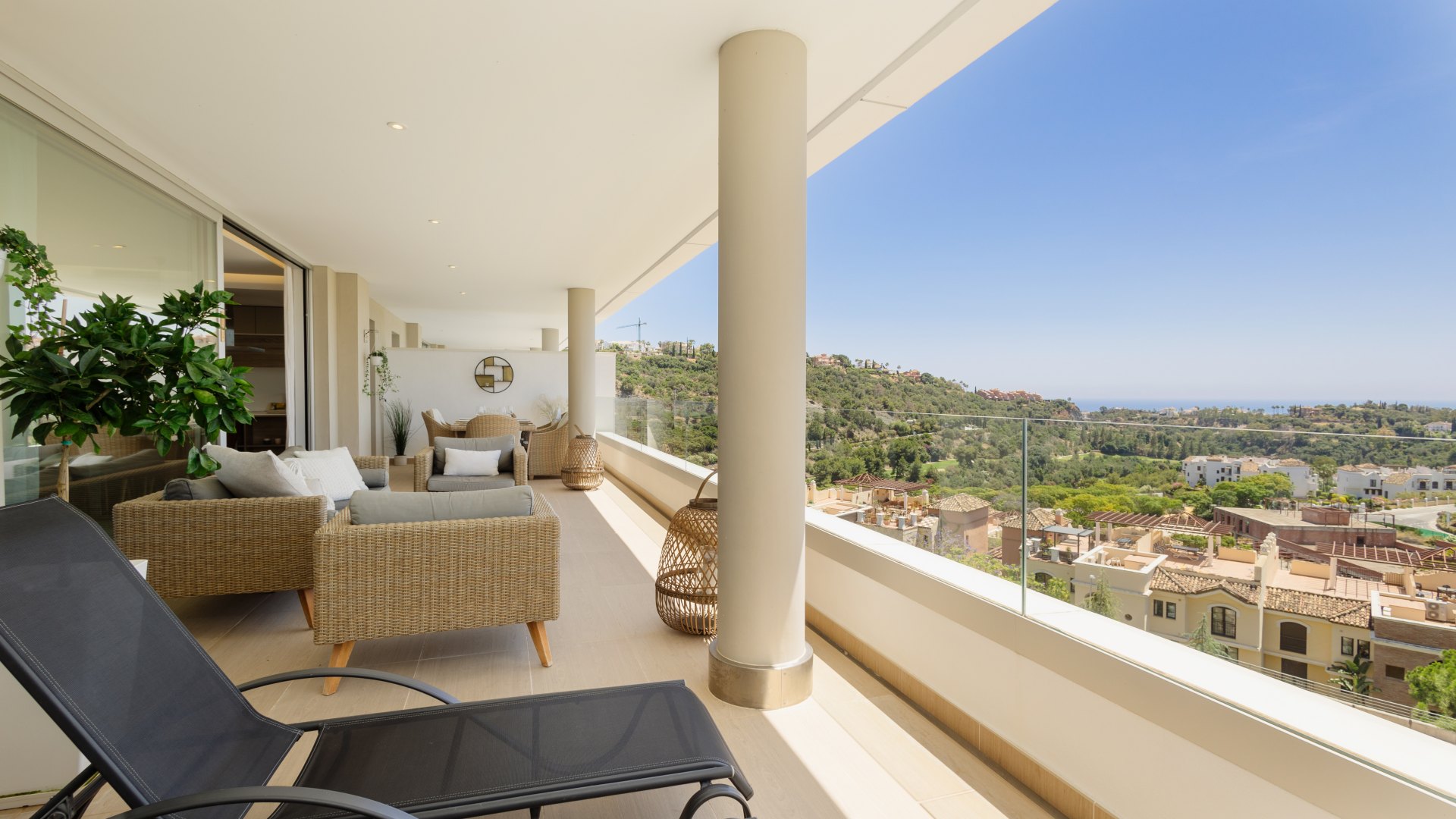 Modern apartment, with large private terrace and panoramic sea views, in Benahavis