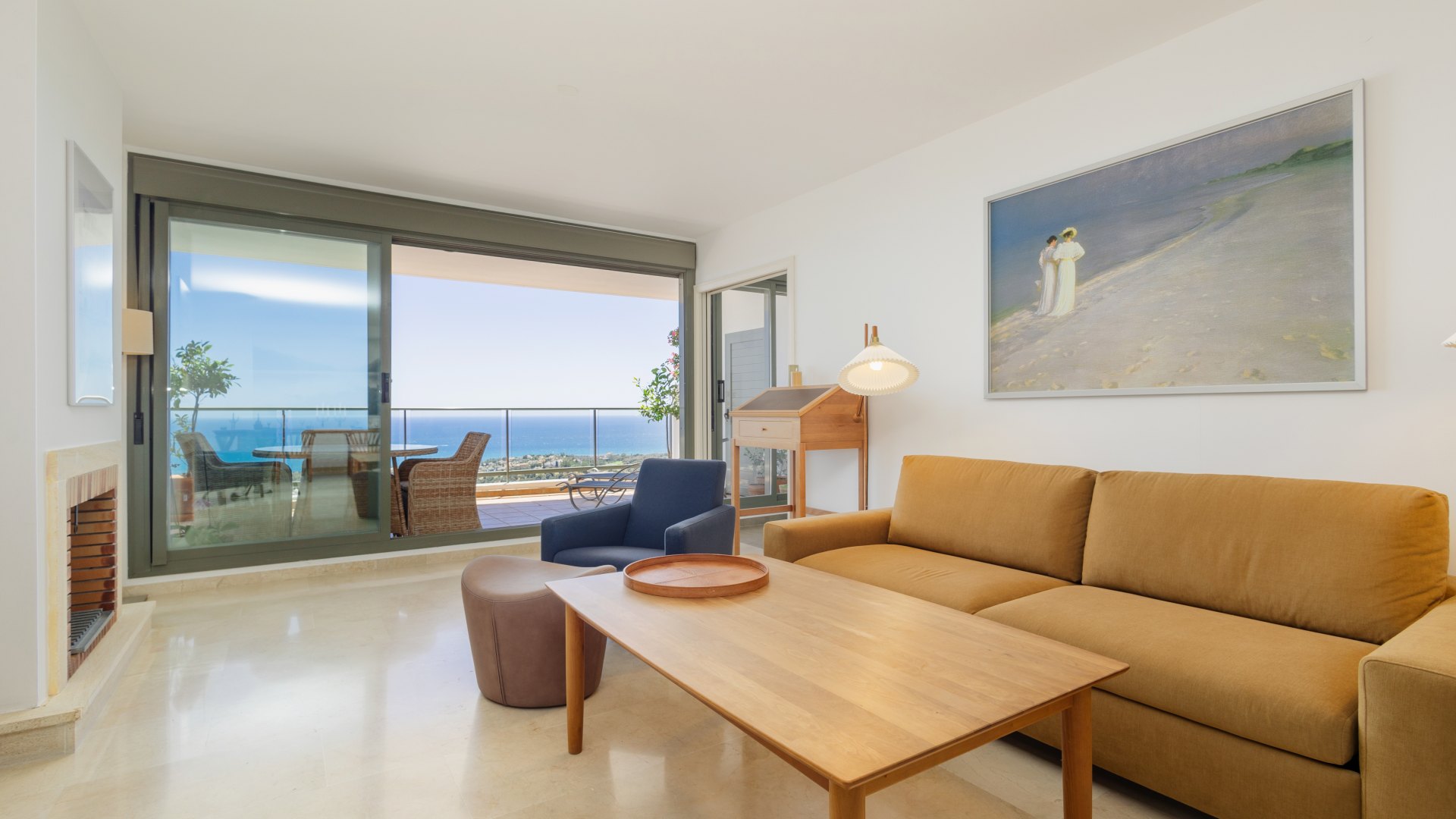 Apartamento, con gran terraza privada acristalada y vistas panoramicas al mar, en Calahonda, Mijas