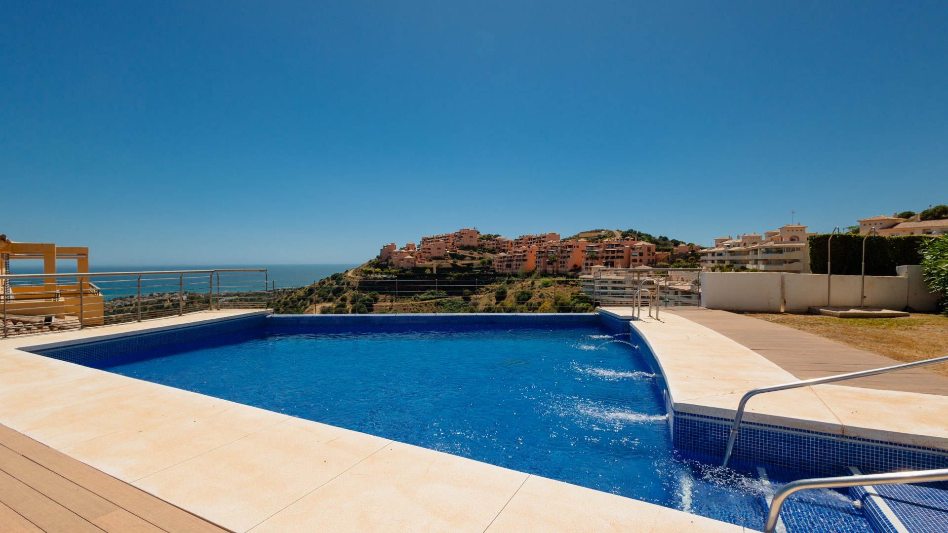Apartamento, con gran terraza privada acristalada y vistas panoramicas al mar, en Calahonda, Mijas