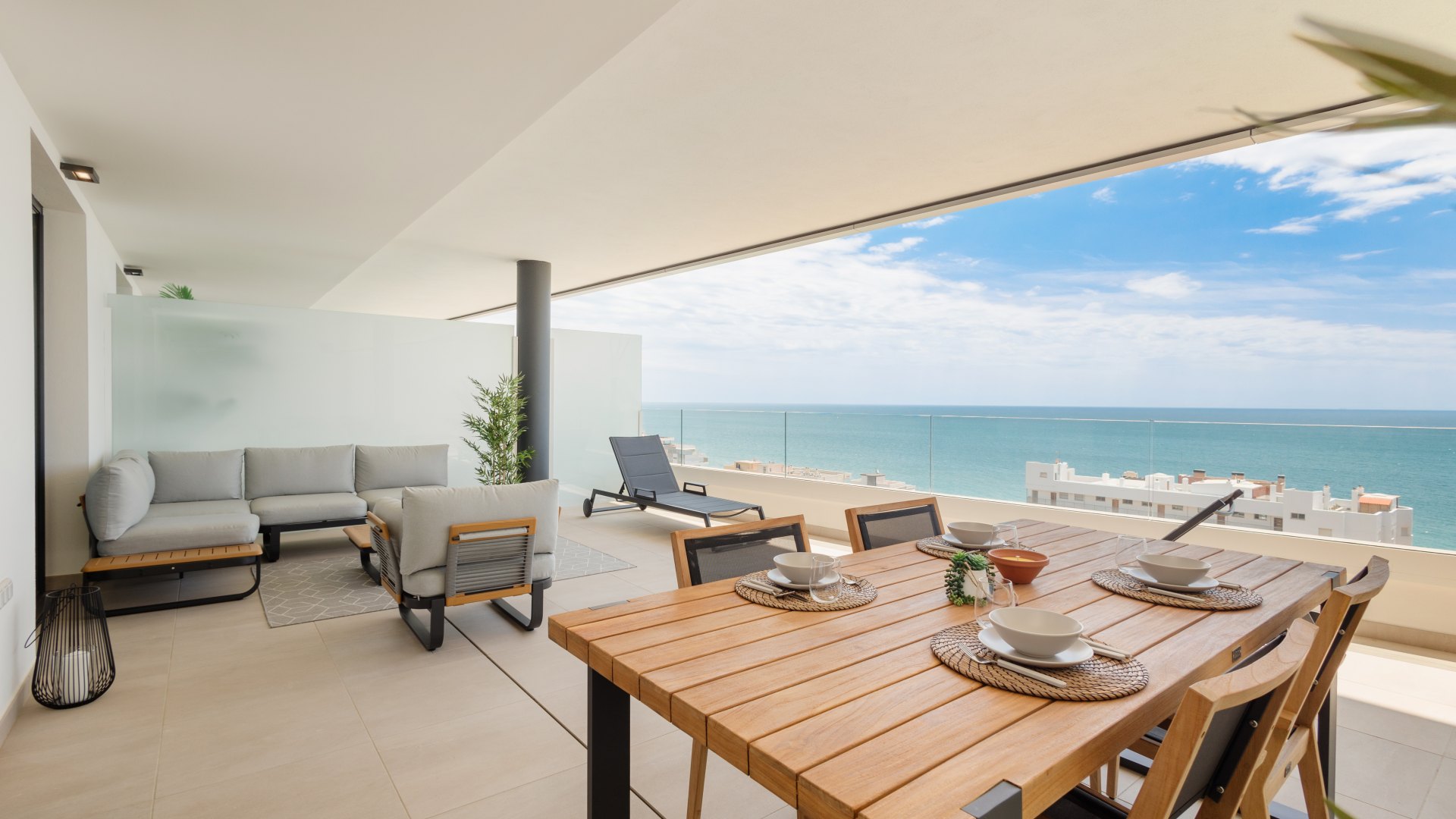 Moderno apartamento, con gran terraza y vistas panorámicas al mar, en Fuengirola
