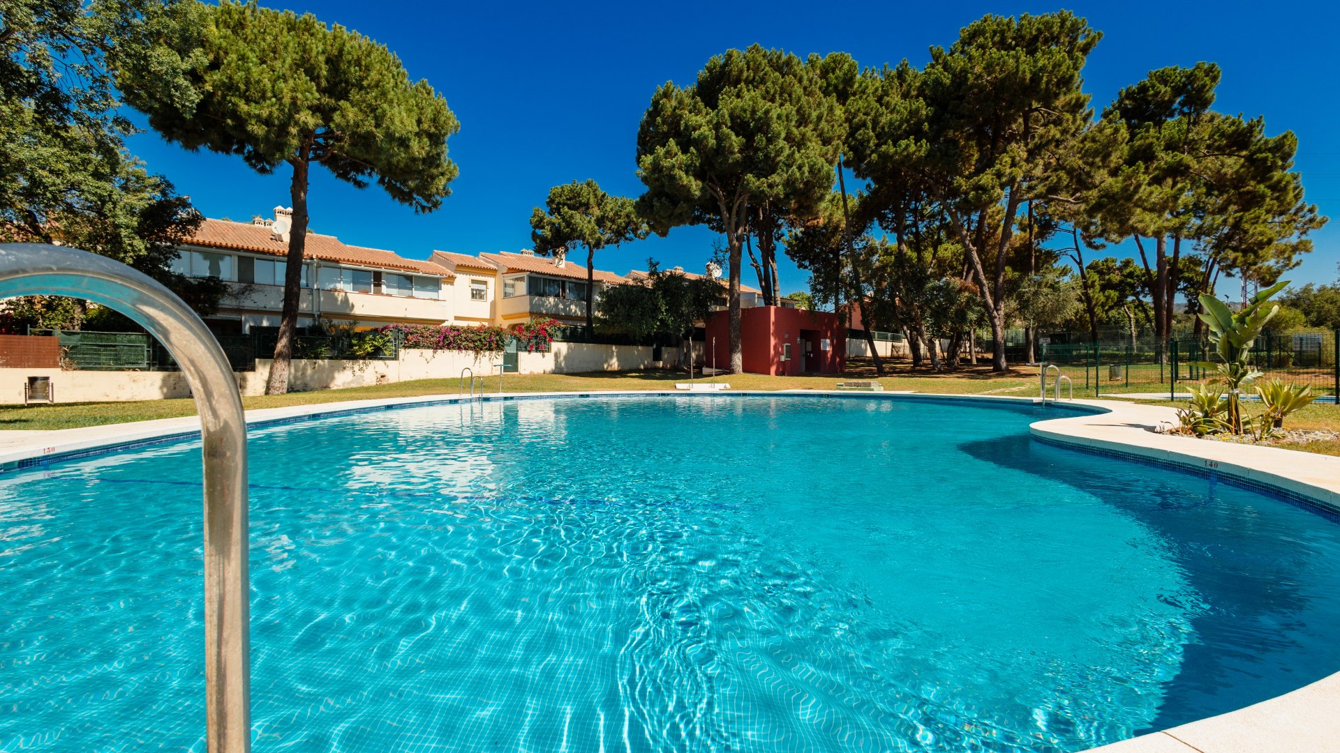 Acogedor apartamento, con terraza y cerca de la playa de Las Chapas, en Elviria, Marbella Este