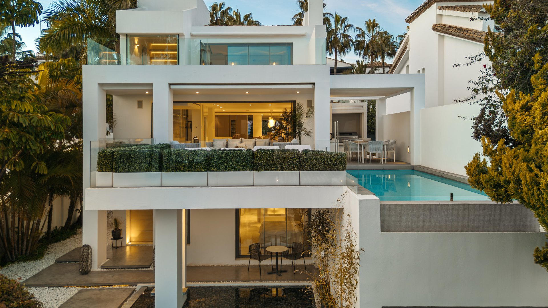 Magna 6 | 4-Schlafzimmer Doppelhaushälfte zu verkaufen | Puente Romano, Marbella | Erste Meereslinie, Privatpool, Meerblick