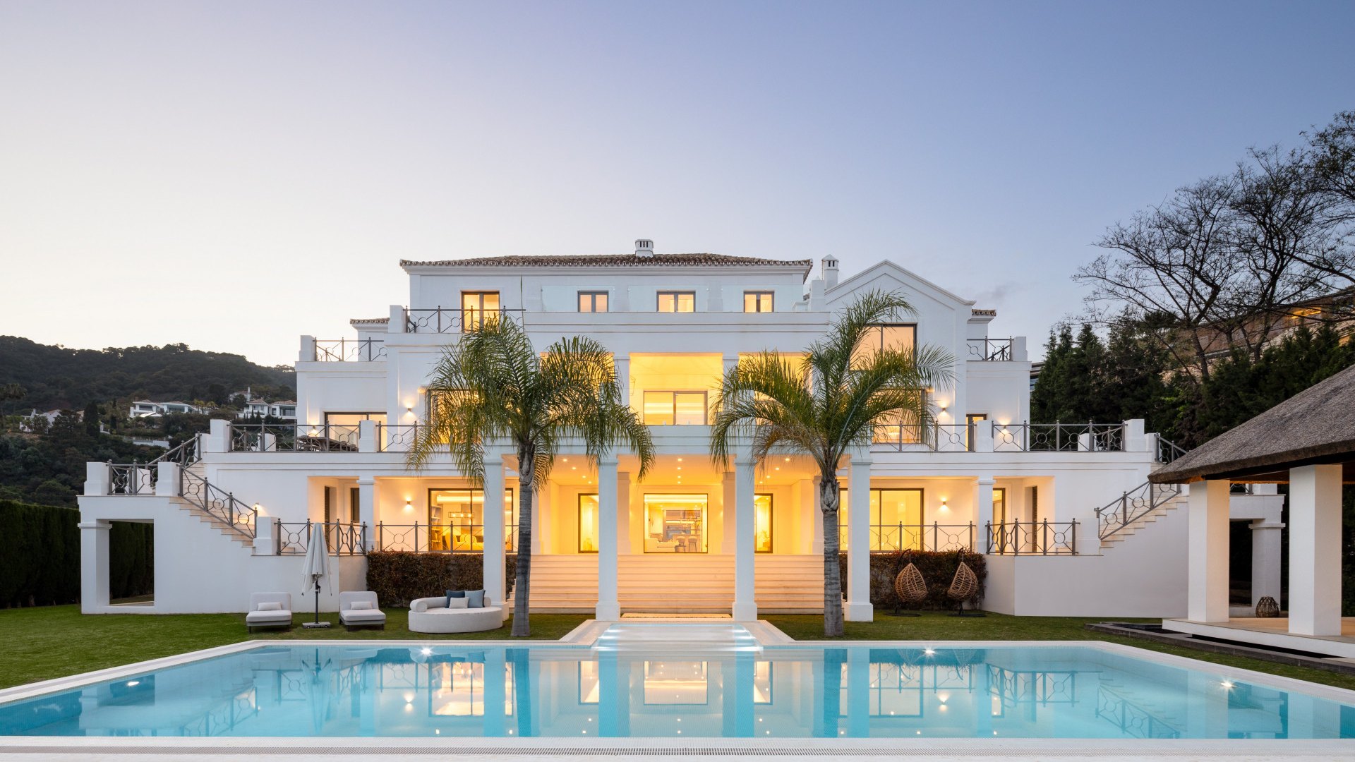 Villa de 5 dormitorios en venta El Madroñal, Benahavís | Vistas al mar, piscina climatizada interior, cine