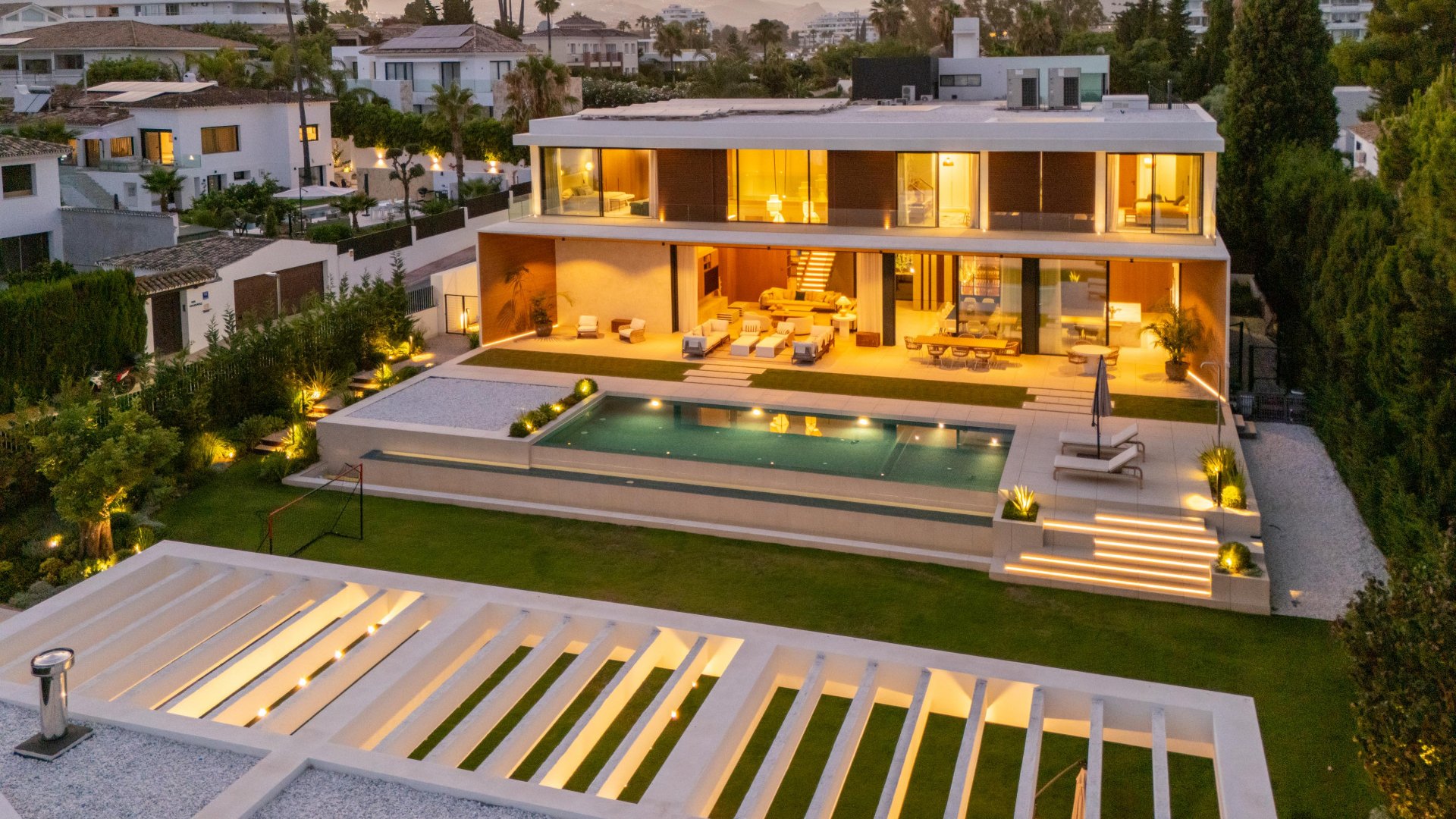 Villa de 6 dormitorios en venta | Guadalmina Alta, San Pedro de Alcántara | A estrenar, sala de cine, piscina privada