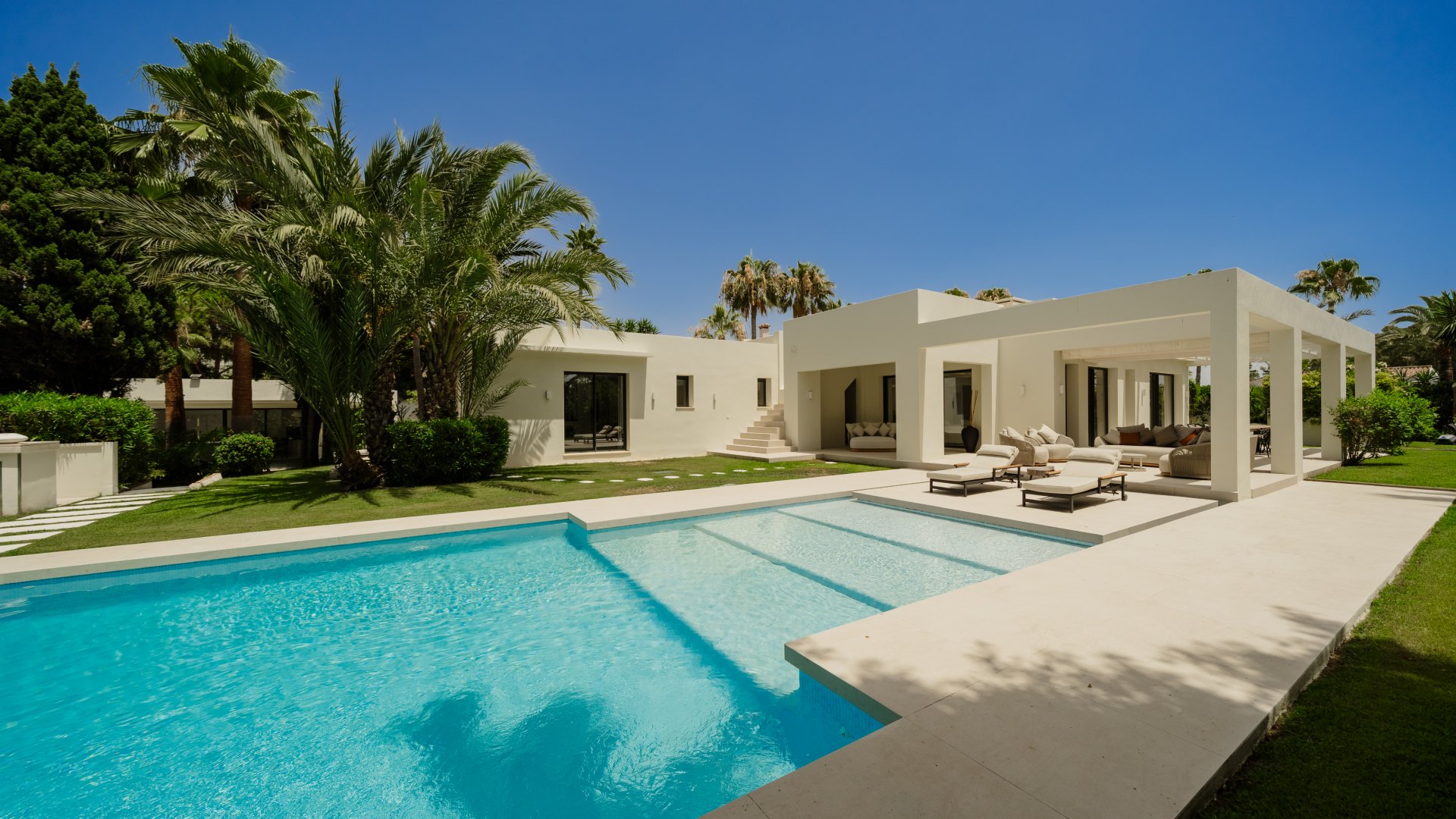 Villa Casa del Mar · Modern Luxury walking distance to the Beach in Marbesa, Marbella