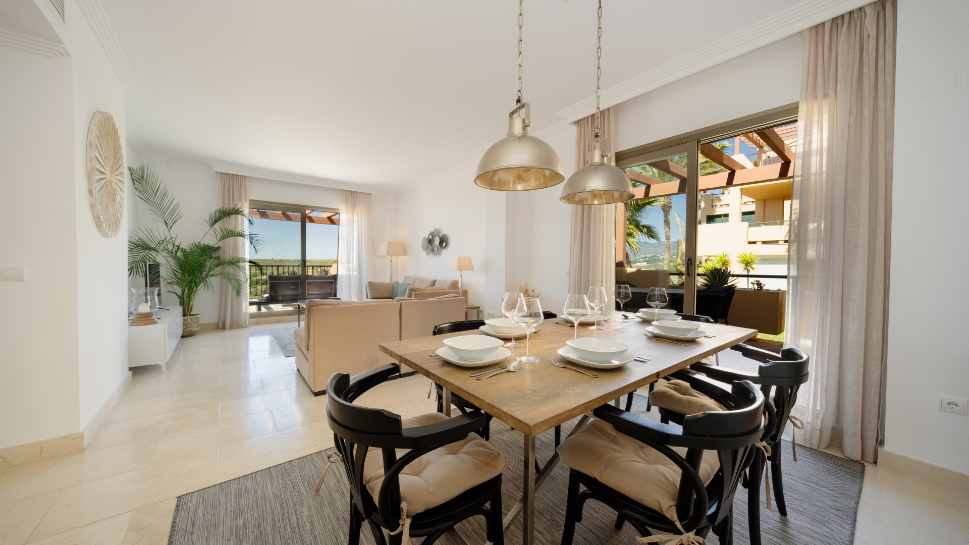 Penthouse with stunning sea and mountain views in Benahavís