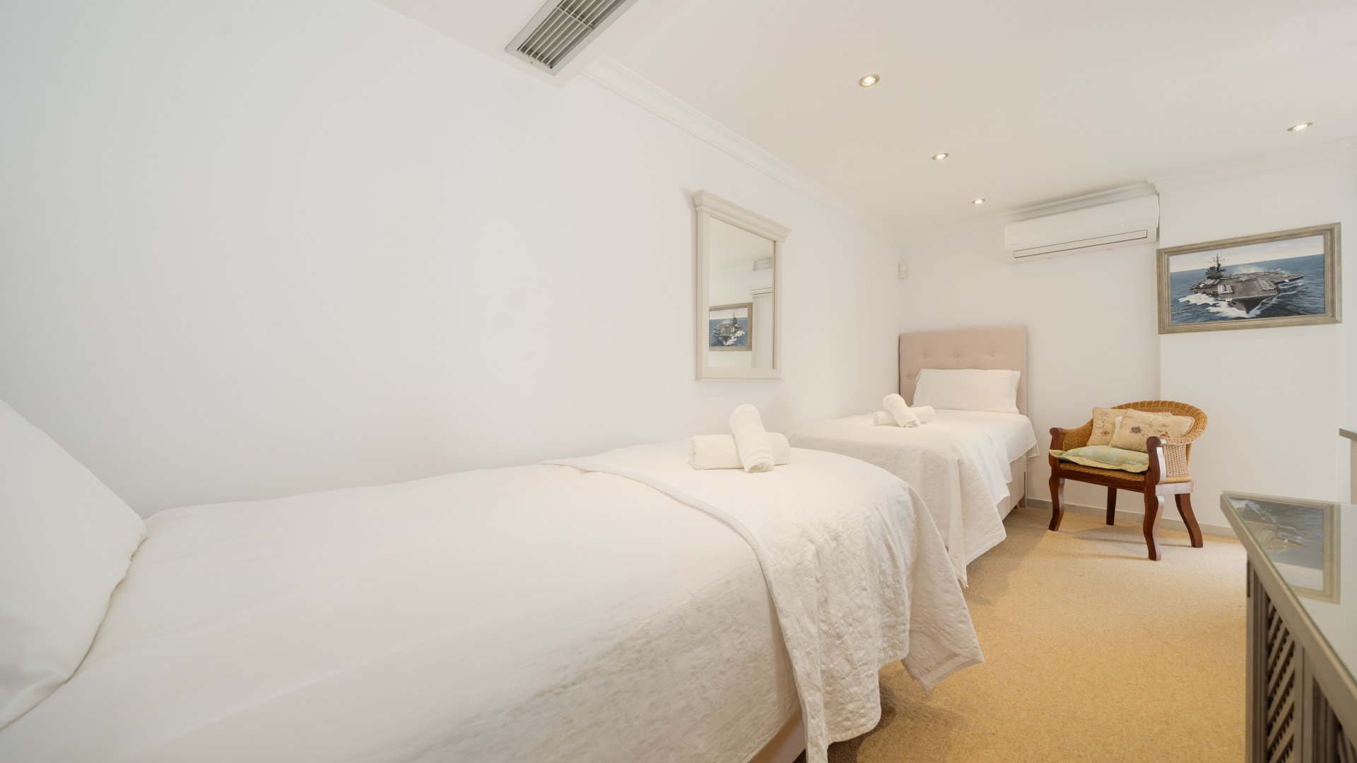 4-bed villa with private pool, garden and golf views in Nueva Andalucía. Minutes from Puerto Banús. Homewatch 24/7.