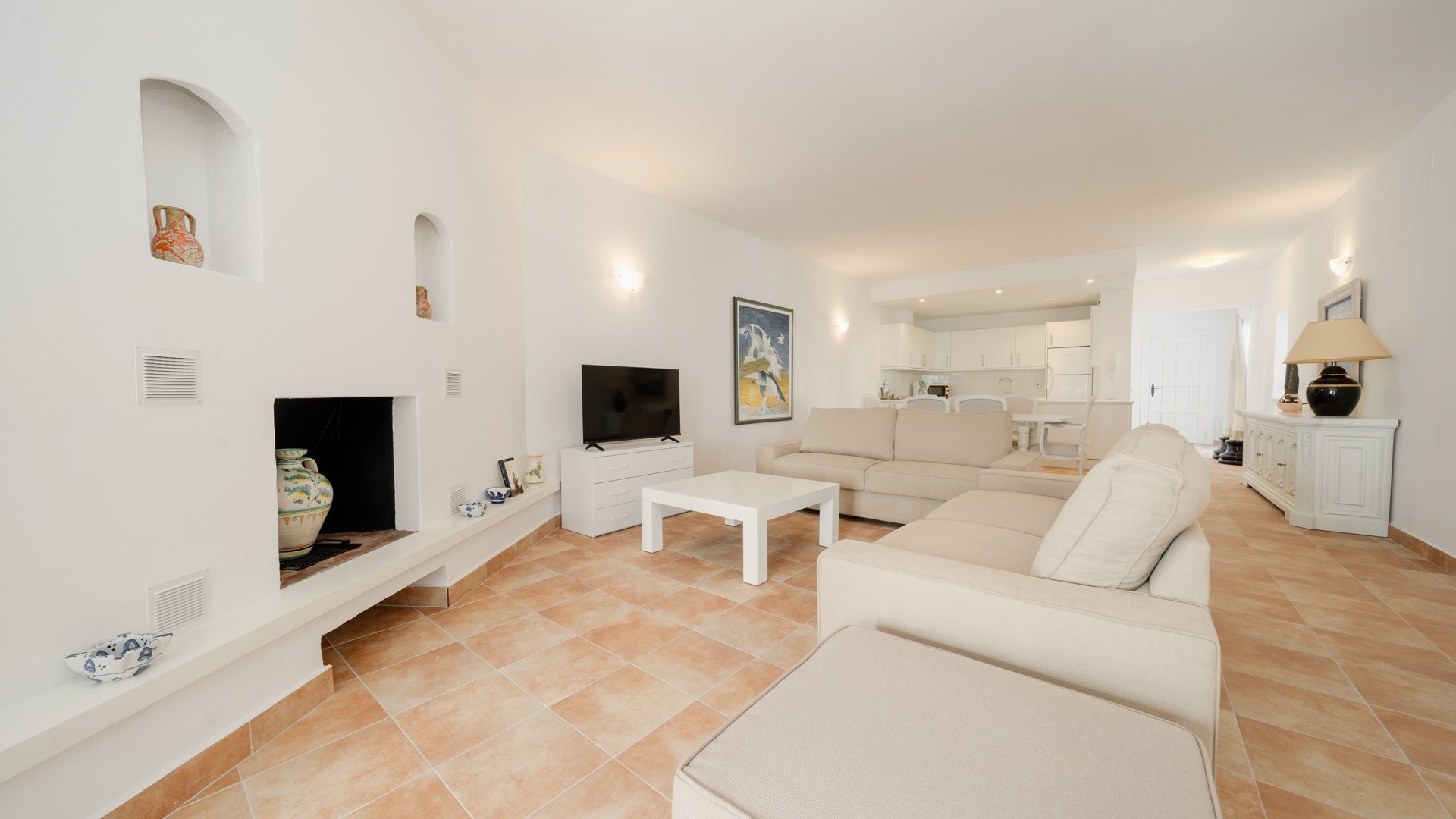 Spacious 3-bed apartment on Puerto Banús Marina. Bright living room with fireplace, open kitchen, 2 marble bathrooms, balconies with views and private garage. Holiday and long-term rental. Homewatch 24/7.